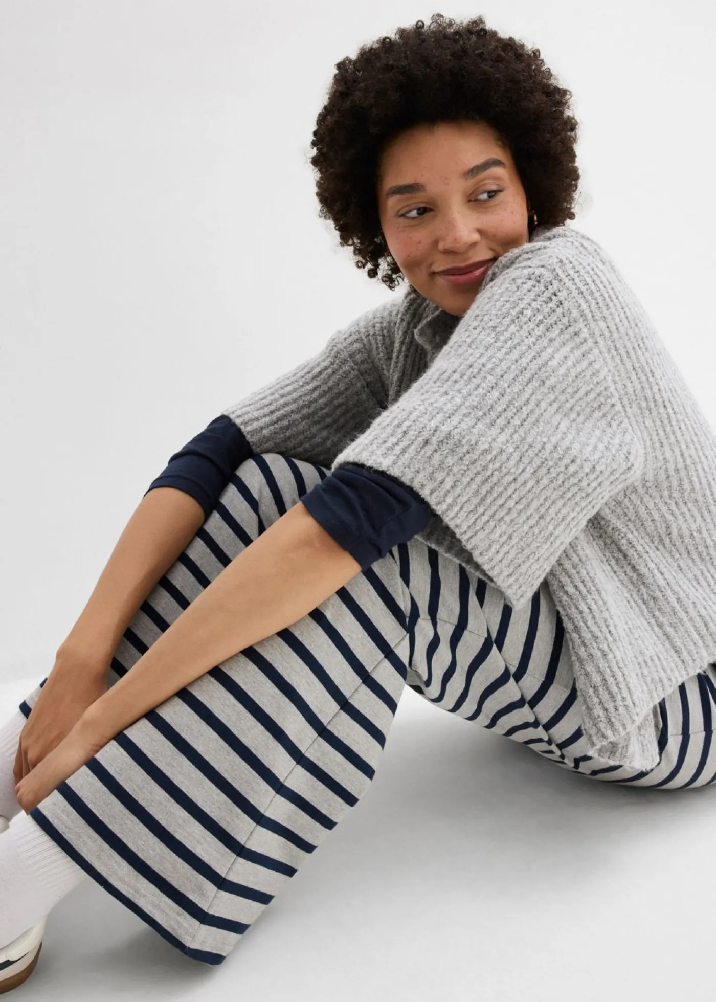 bonprix bonprix Pantalón de chándal de algodón ecológico puro gris claro jaspeado-azul marino con rayas Clearance