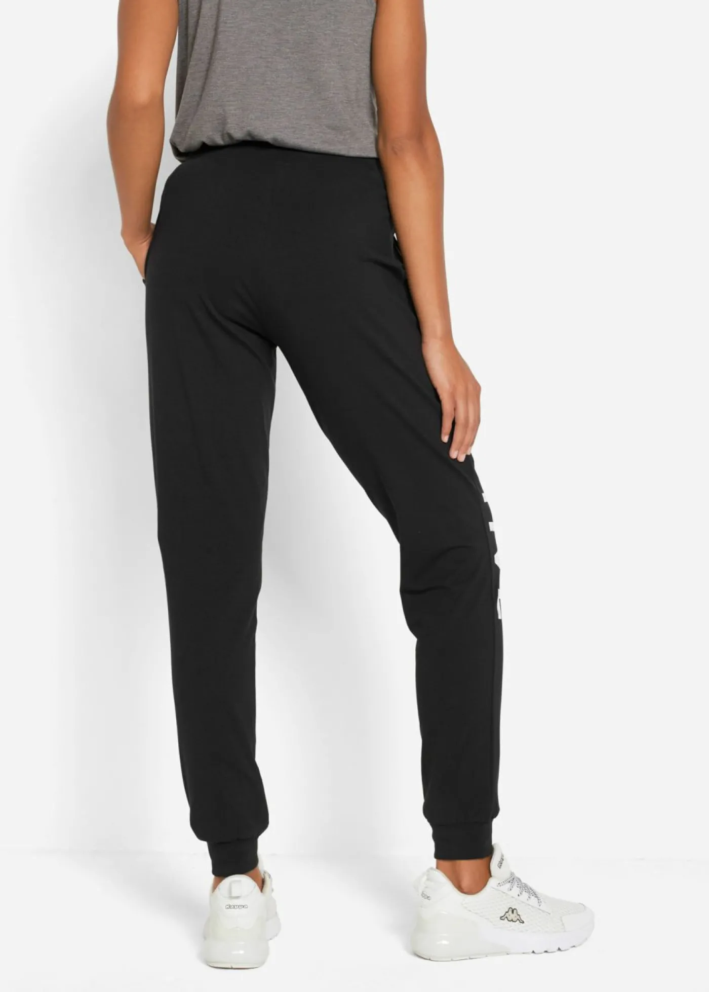 bonprix bonprix Pantalón de chándal de algodón con estampado y corte holgado Negro-blanco estampado Online