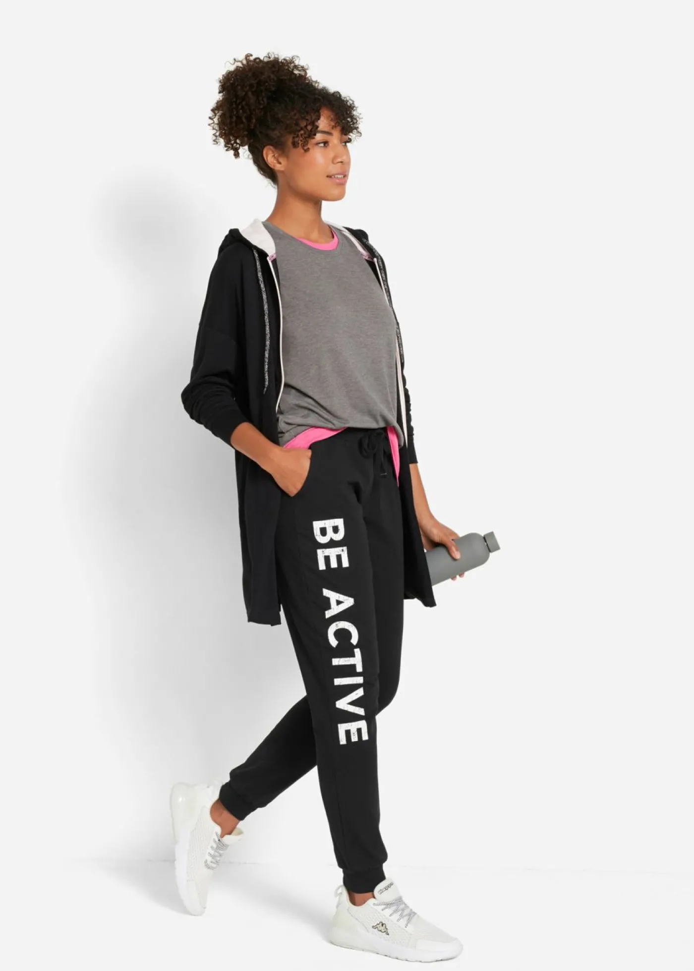 bonprix bonprix Pantalón de chándal de algodón con estampado y corte holgado Negro-blanco estampado Online