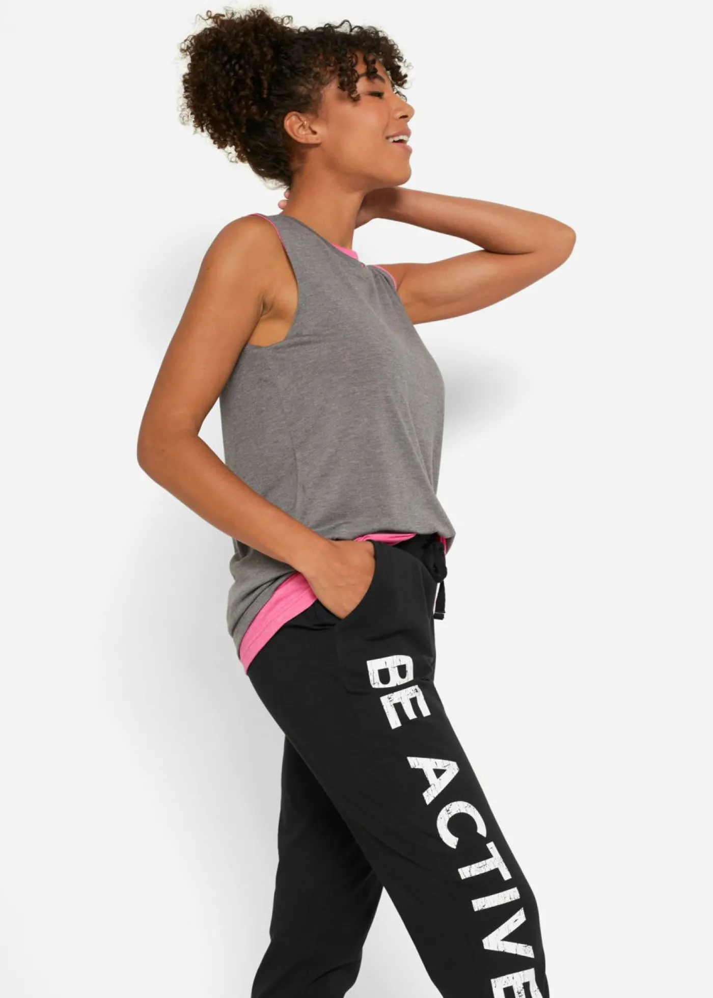 bonprix bonprix Pantalón de chándal de algodón con estampado y corte holgado Negro-blanco estampado Online