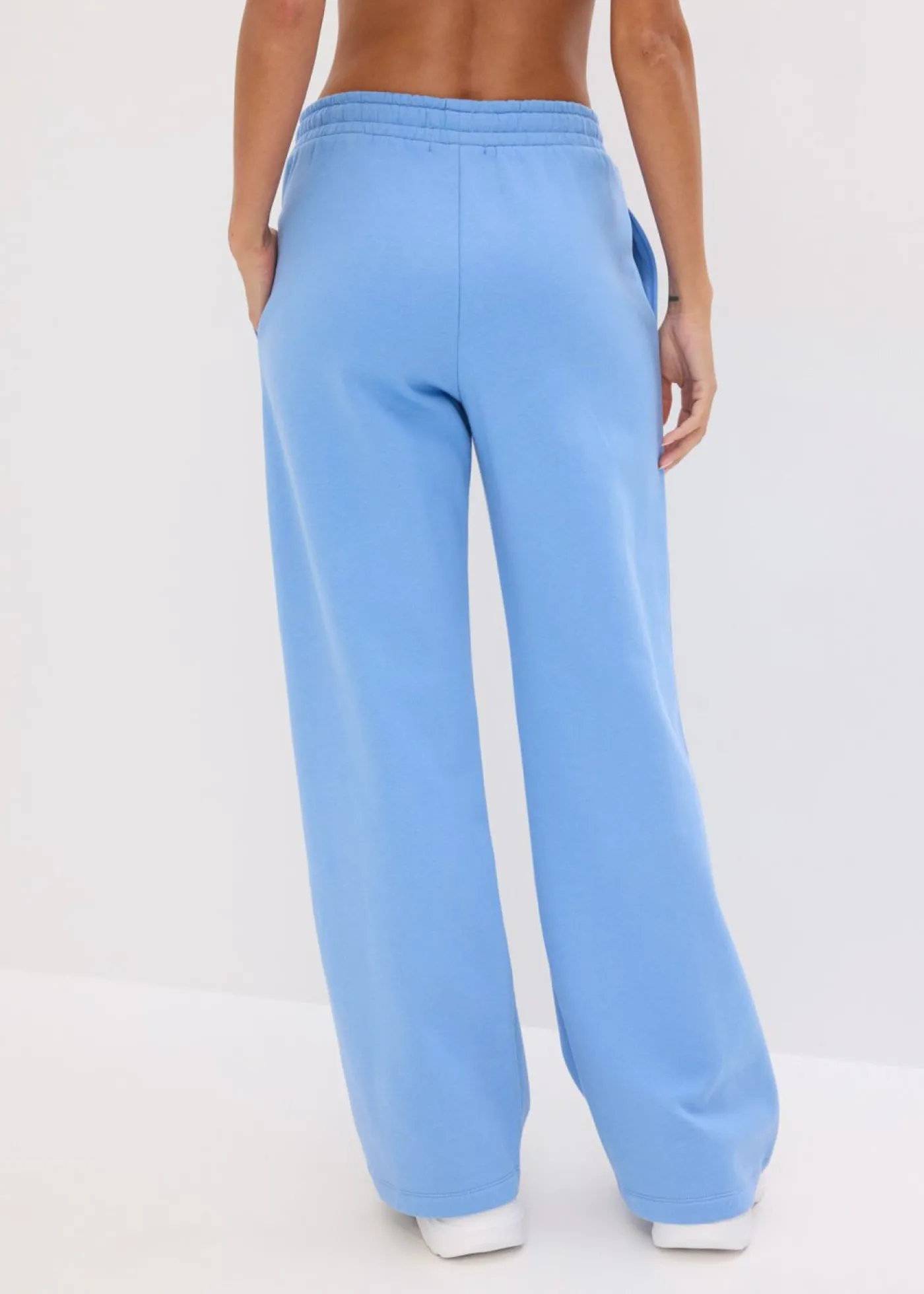bonprix bonprix Pantalón de chándal de algodón orgánico puro con cintura alta azul provenzal Clearance