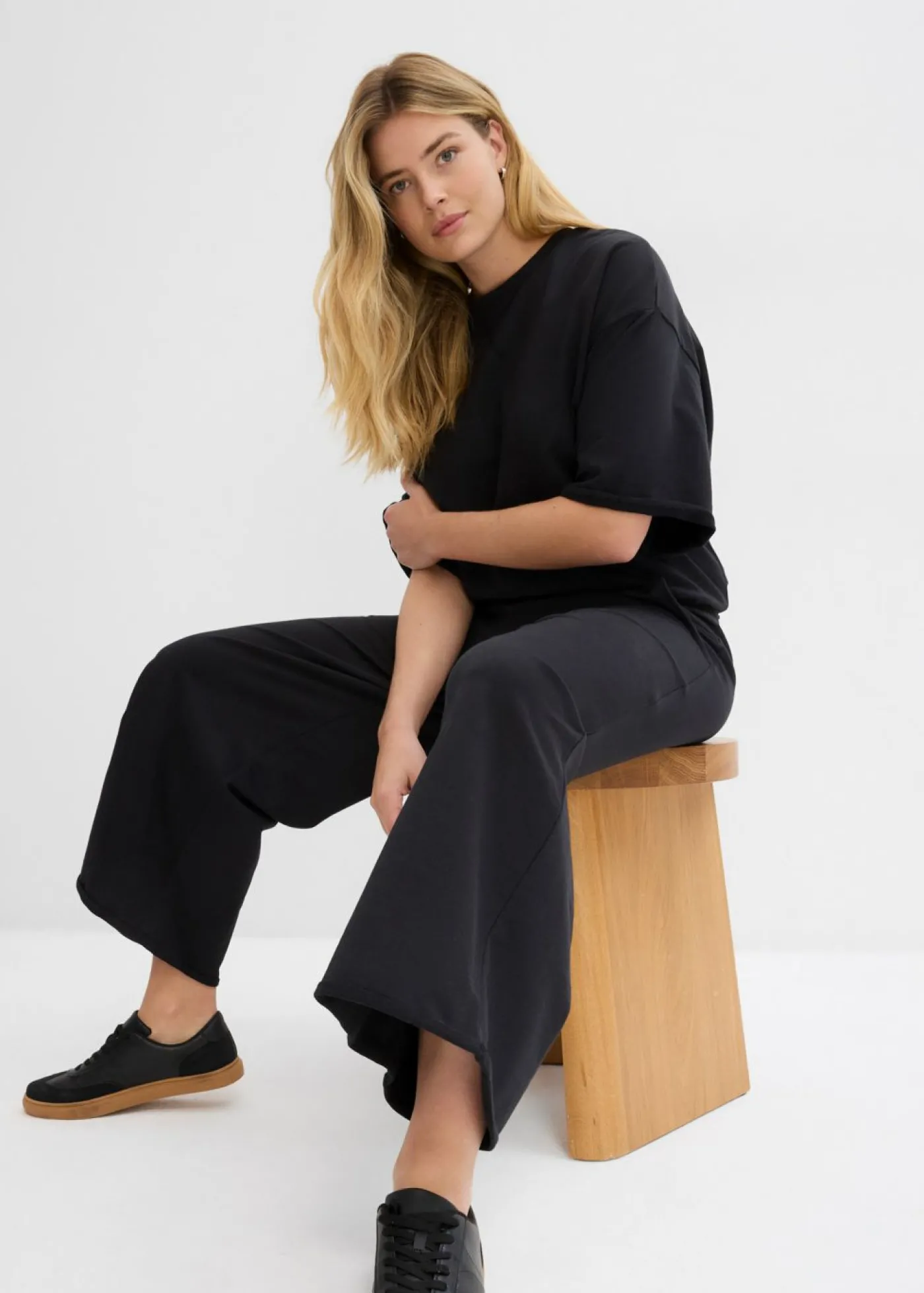 bonprix bonprix Pantalón de chándal de algodón orgánico con largo capri Negro Best