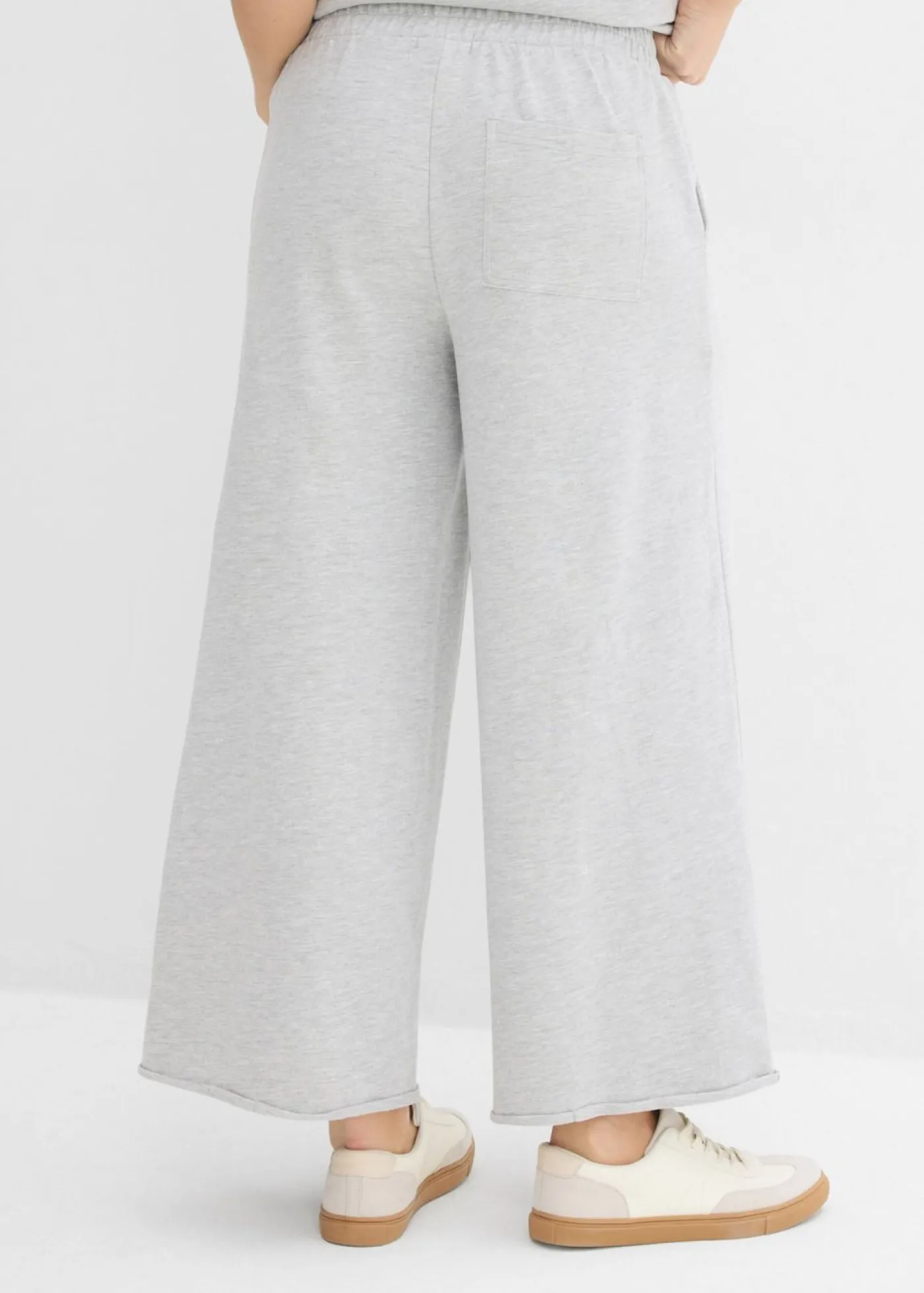 bonprix bonprix Pantalón de chándal de algodón orgánico con largo capri Gris claro jaspeado Sale