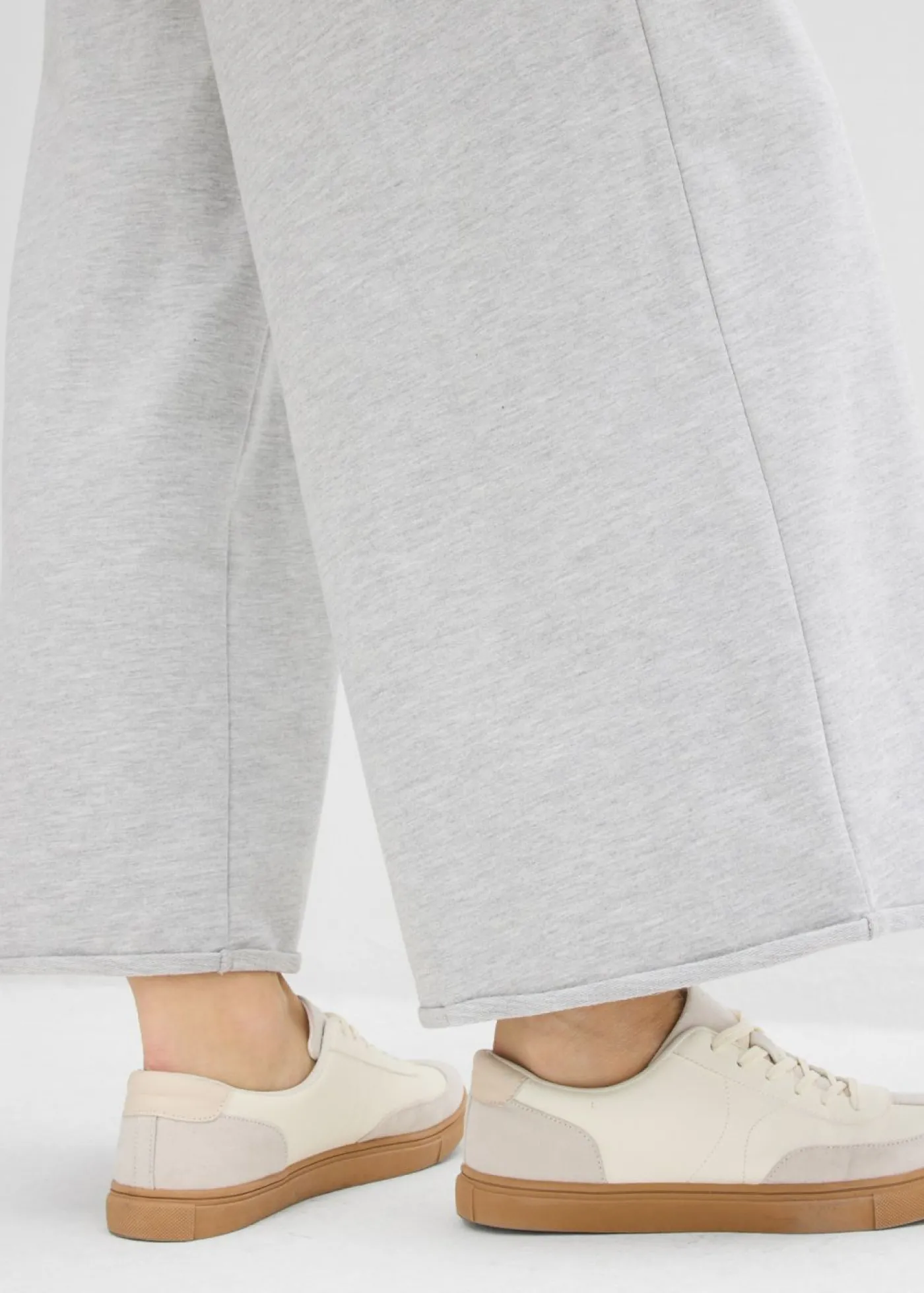 bonprix bonprix Pantalón de chándal de algodón orgánico con largo capri Gris claro jaspeado Sale