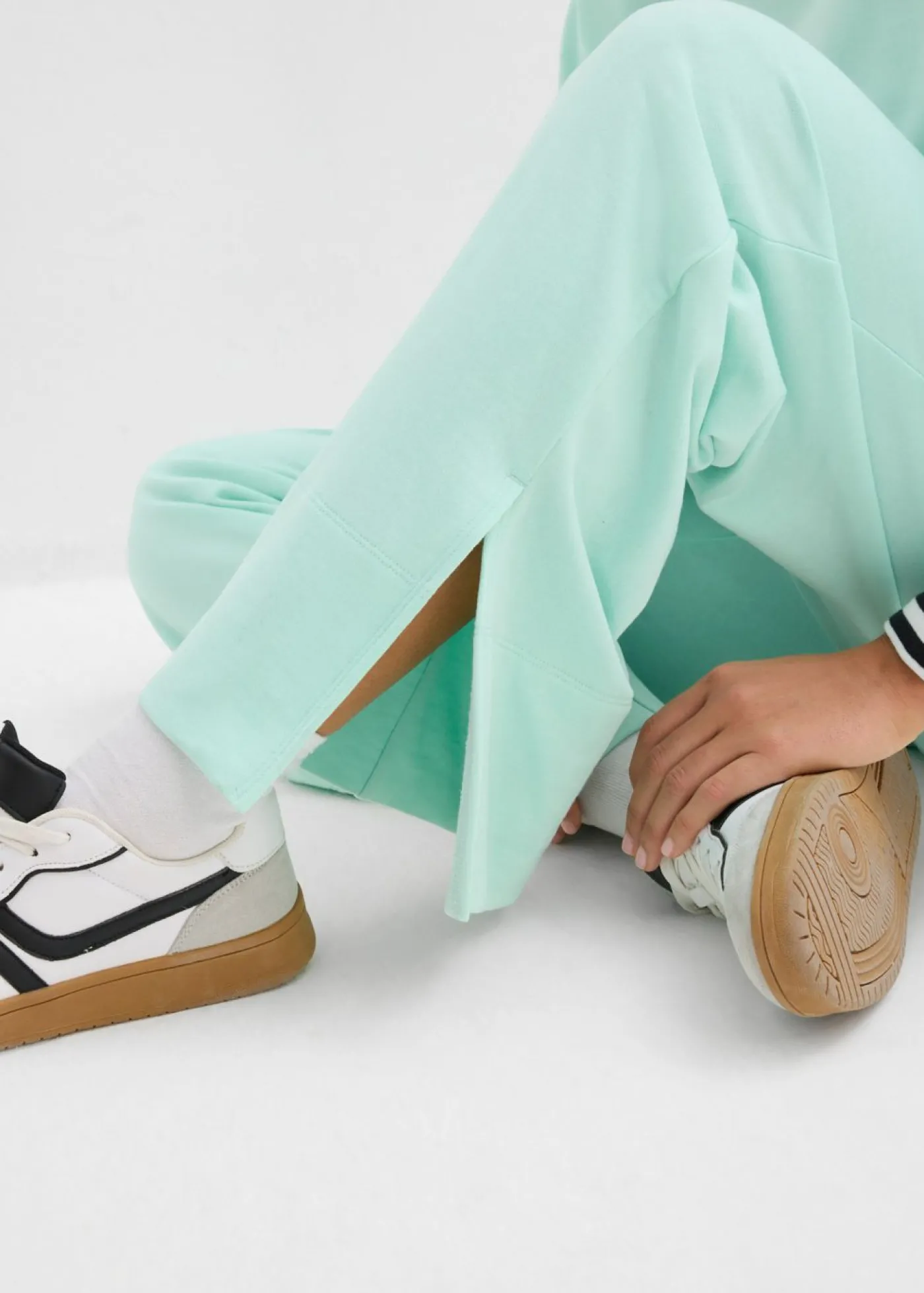 bonprix bonprix Pantalón de chándal de mezcla de algodón Menta claro Discount