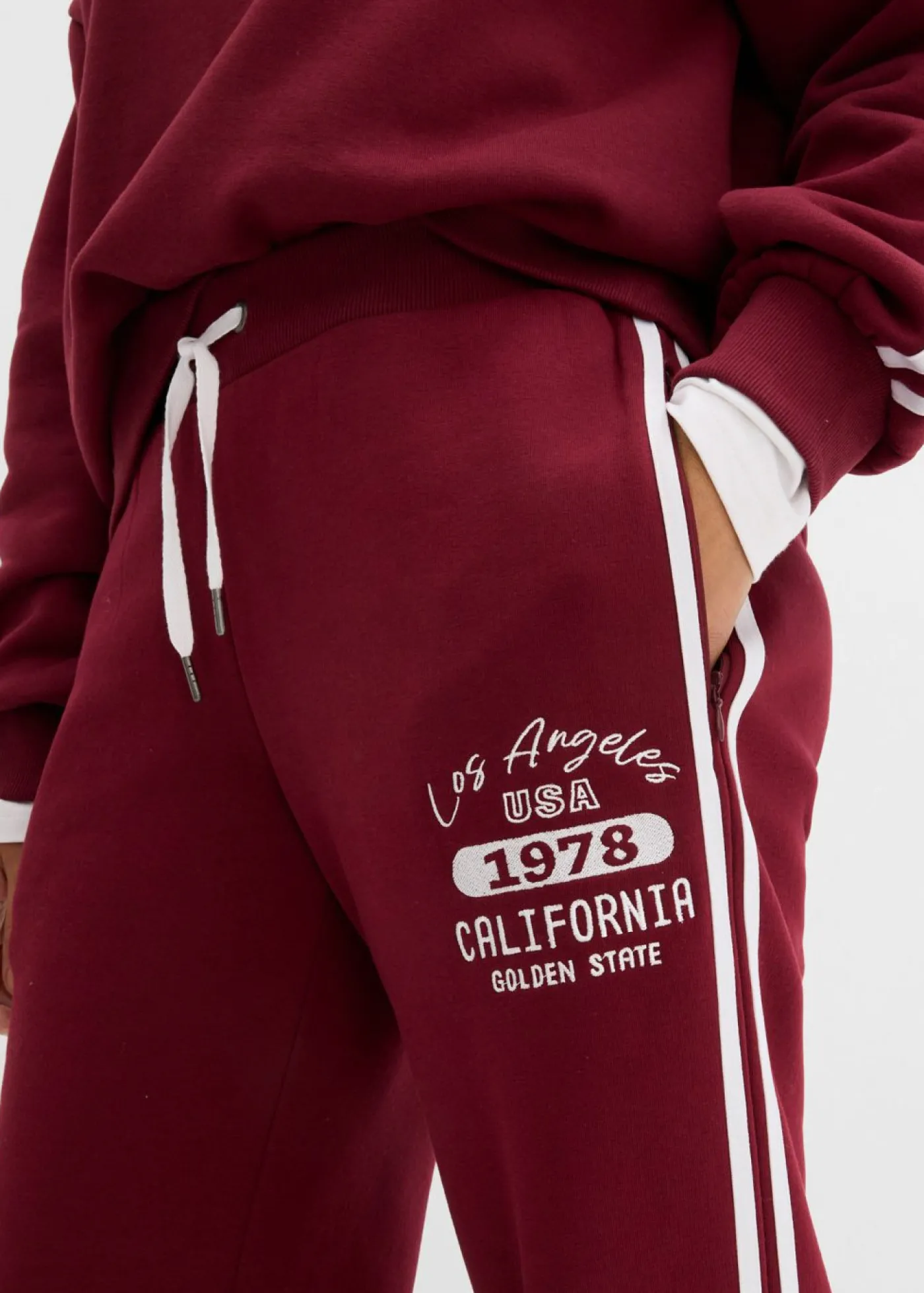 bonprix bonprix Pantalón de chándal de mezcla de algodón suave Rojo avellana/blanco estampado Sale