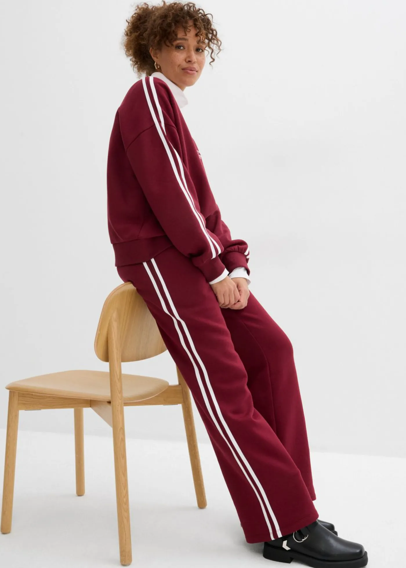 bonprix bonprix Pantalón de chándal de mezcla de algodón suave Rojo avellana/blanco estampado Sale