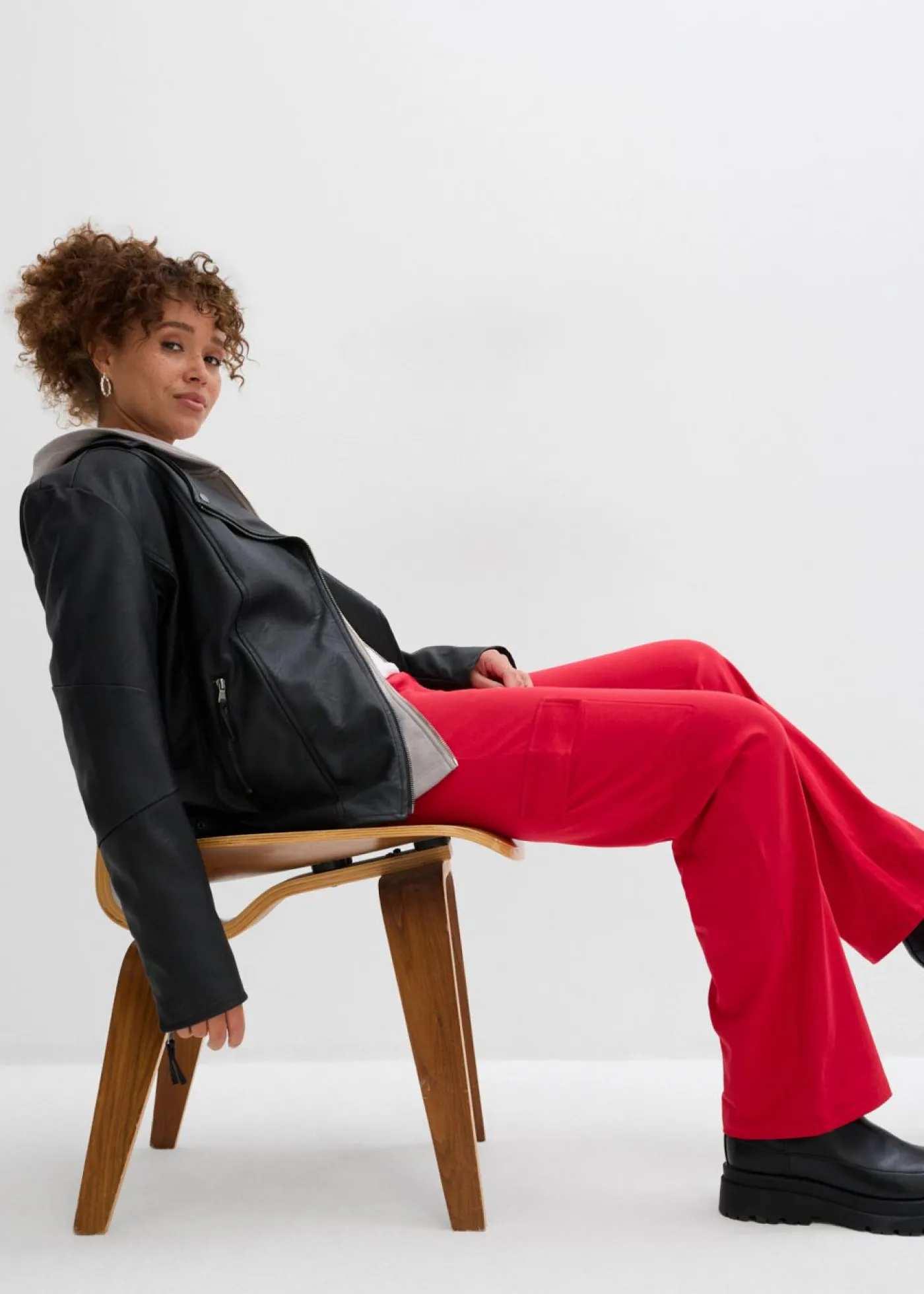 bonprix bonprix Pantalón de chándal en mezcla de algodón elástico Rojo Clearance