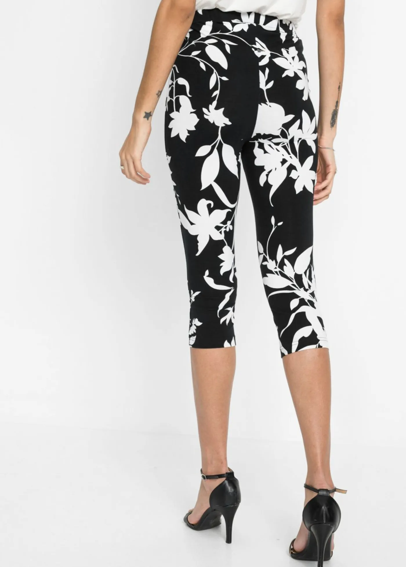 bonprix bonprix Pantalón de corte capri Negro-blanco lana de flores Sale