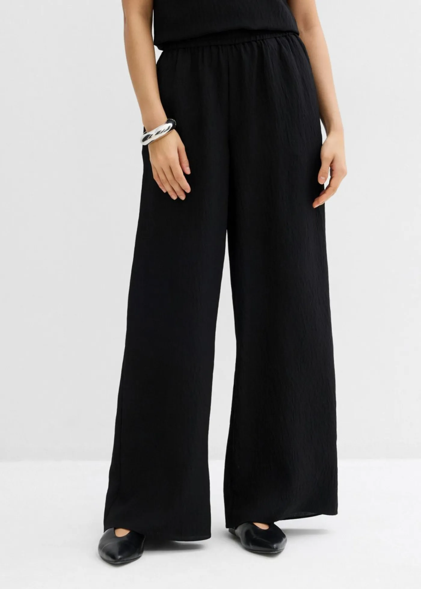 bonprix bonprix Pantalón de mezcla arrugada de viscosa con estructura Negro Hot