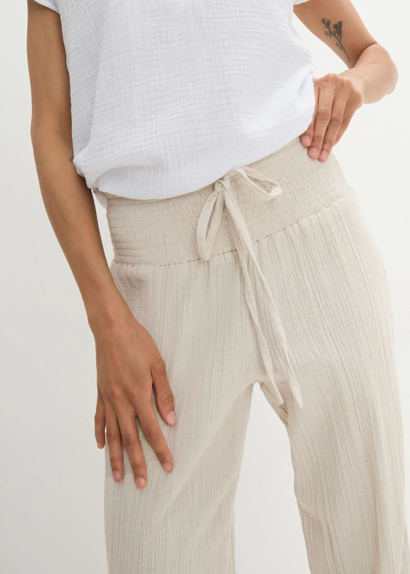 bonprix bonprix Pantalón de muselina con cintura de nido de abeja gris piedra Online