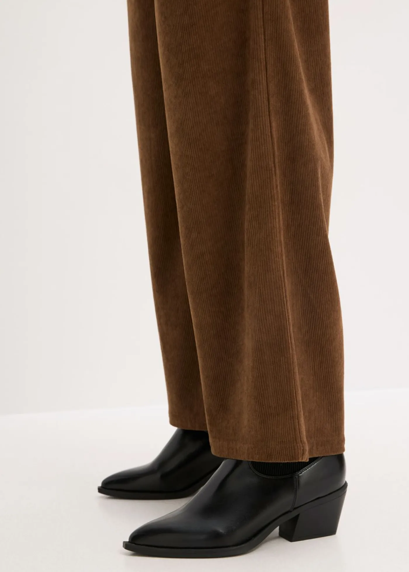 bonprix bonprix Pantalón de pana con perneras anchas marrón Hot