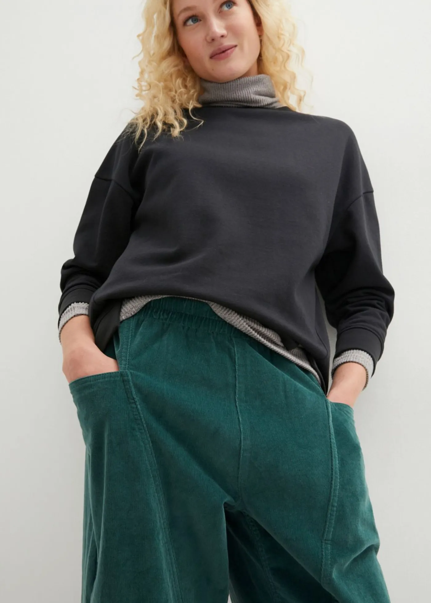 bonprix bonprix Pantalón de pana de mezcla de algodón verde mate Hot