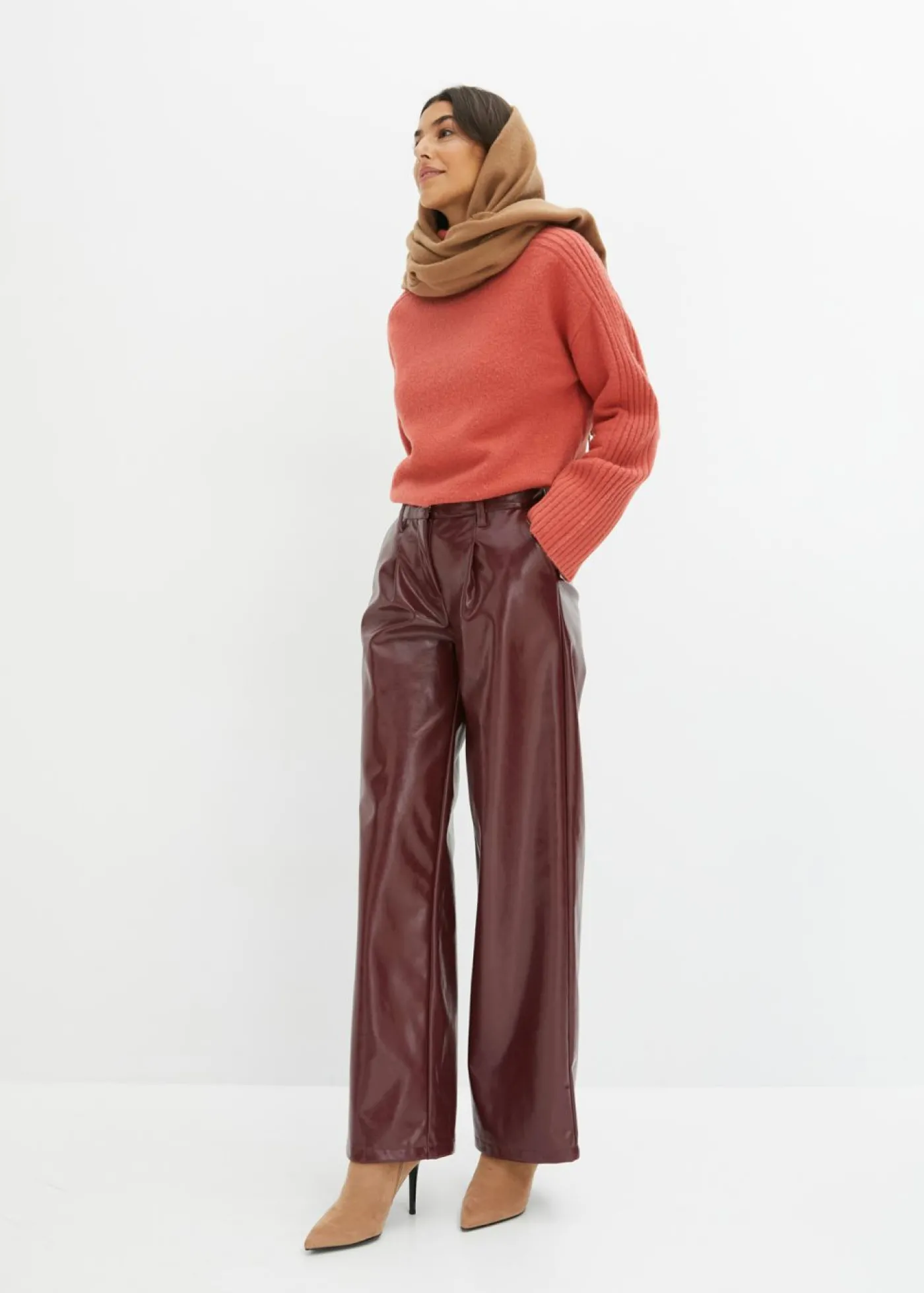 bonprix bonprix Pantalón de piel sintética Rojo rubí Best