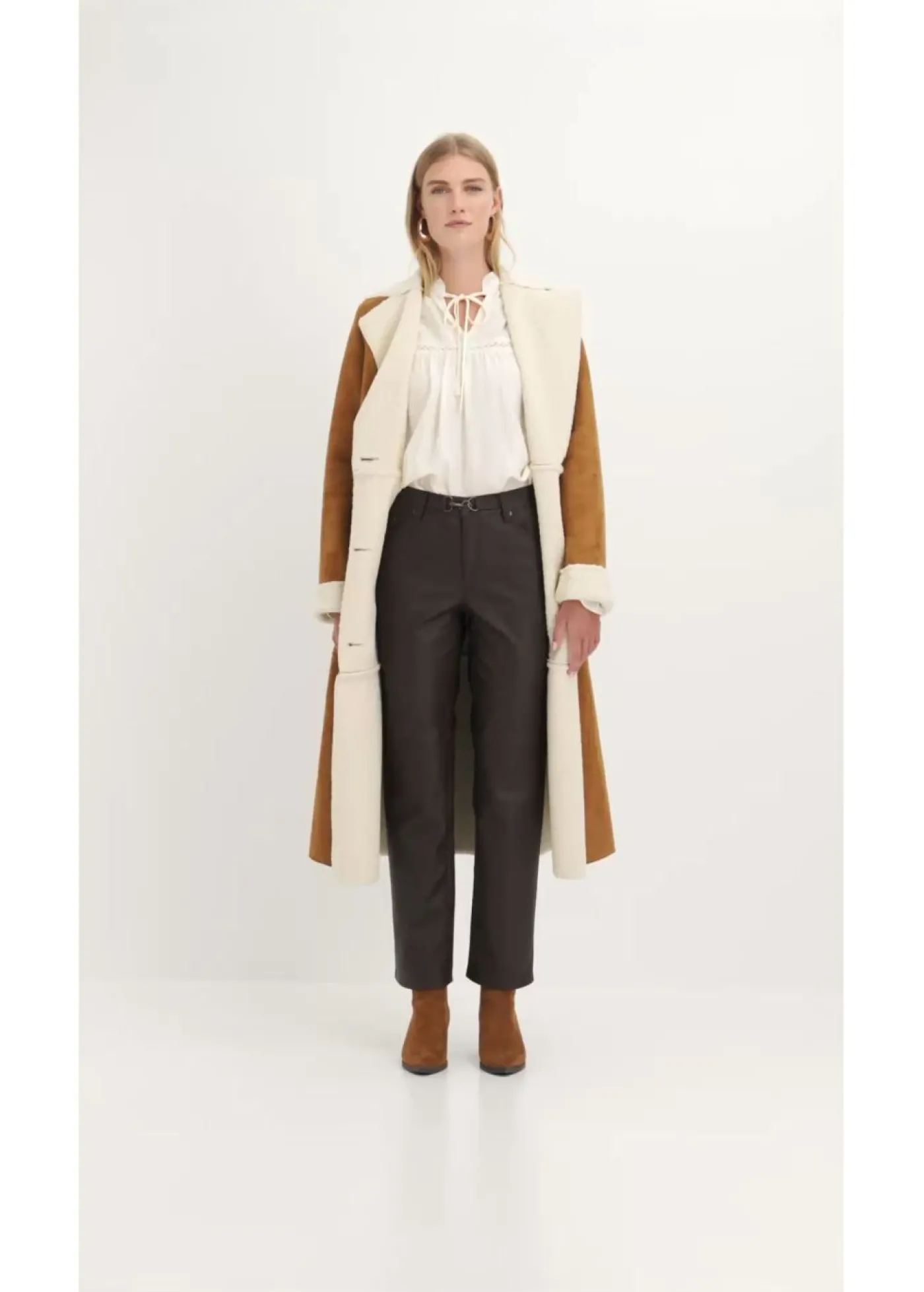 bonprix bonprix Pantalón de piel sintética con efecto desgastado Marrón oscuro Outlet