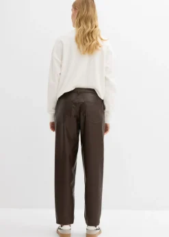 bonprix bonprix Pantalón de piel sintético con corte barrel y talle medio Marrón oscuro Sale