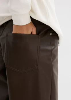 bonprix bonprix Pantalón de piel sintético con corte barrel y talle medio Marrón oscuro Sale