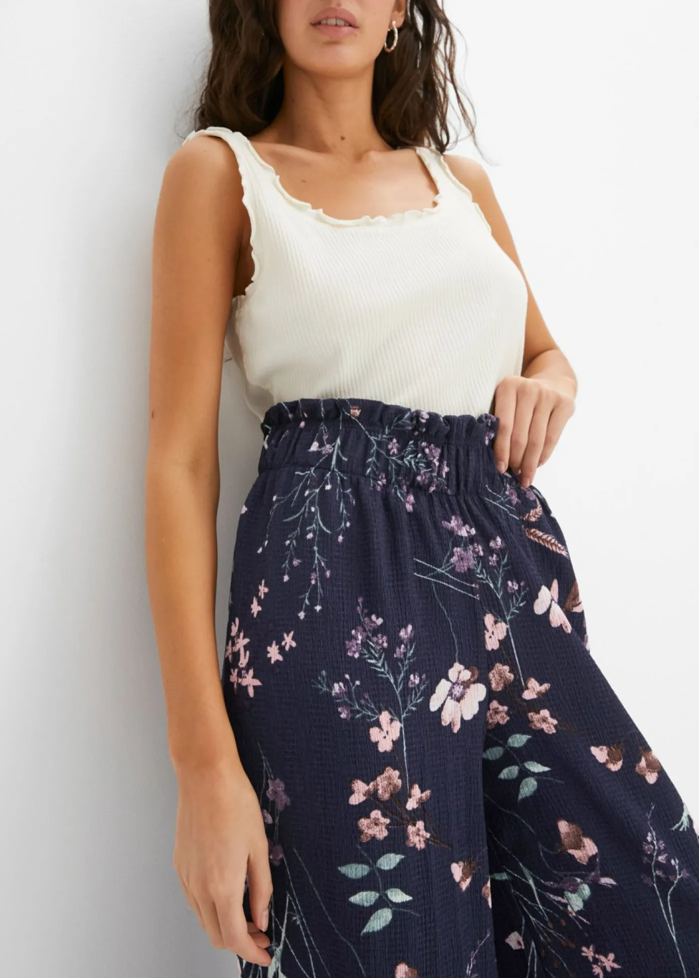 bonprix bonprix Pantalón de punto de crepé ligero azul marino con flores Outlet