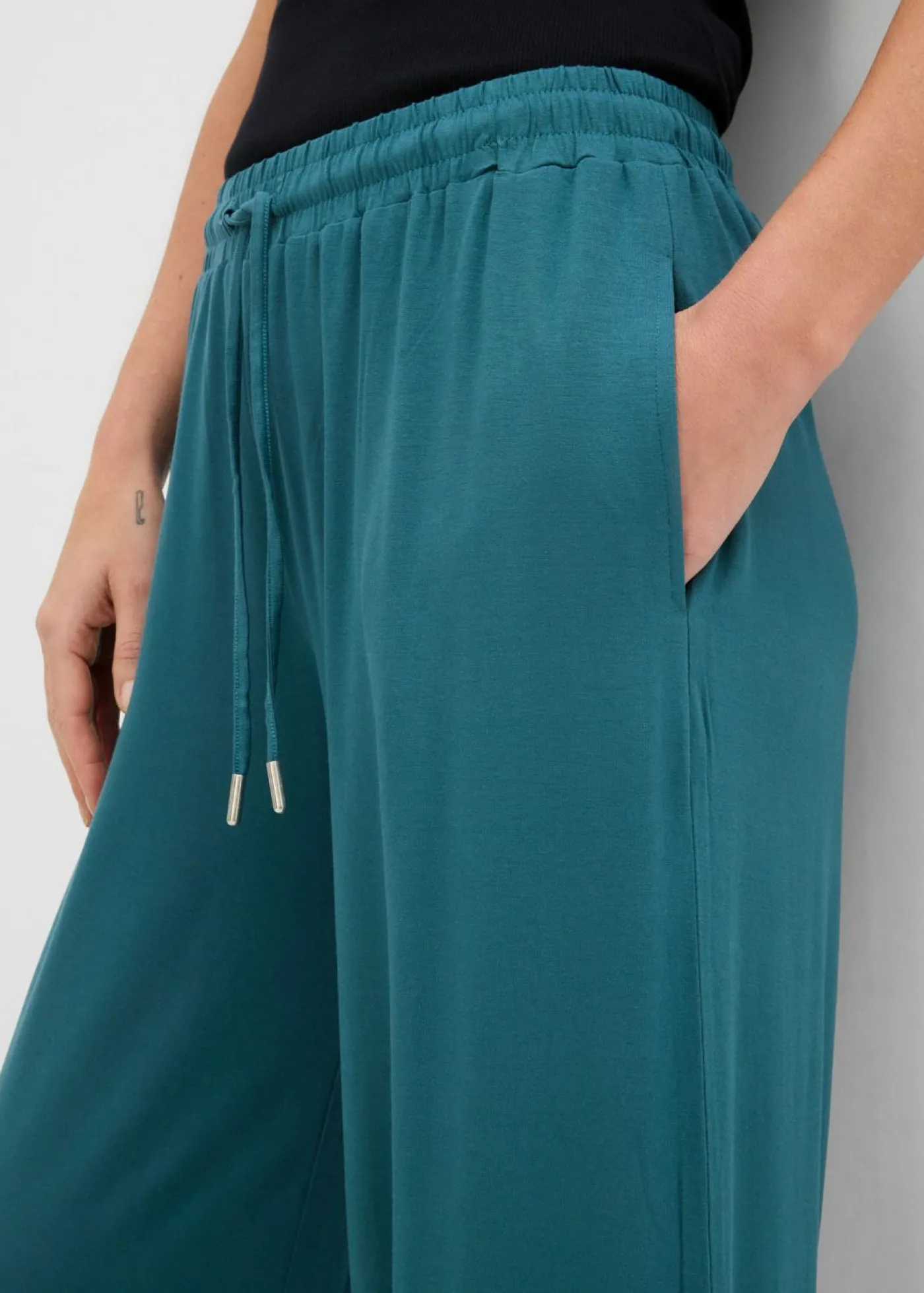 bonprix bonprix Pantalón de punto de viscosa fluida verde pimiento Sale