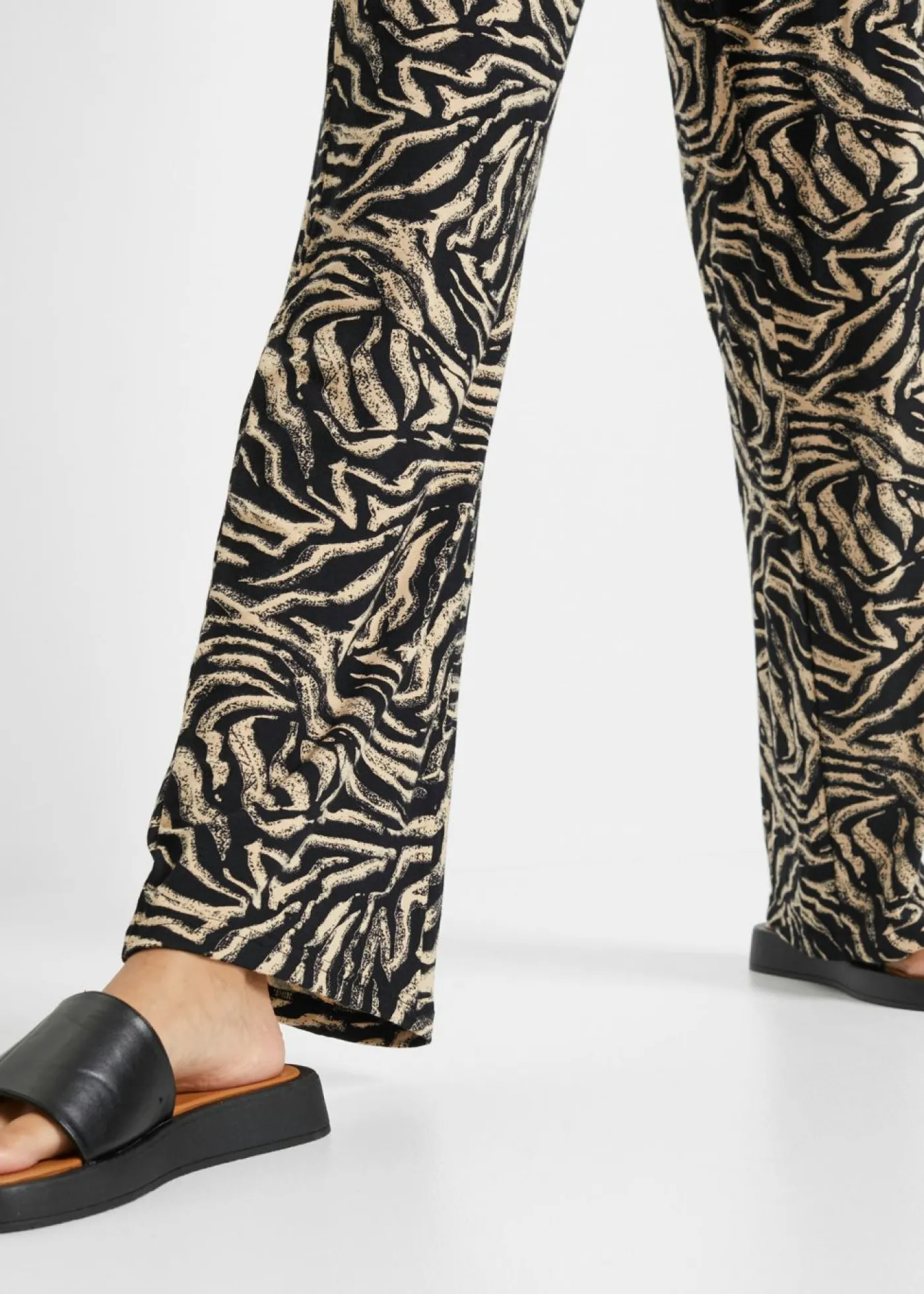 bonprix bonprix Pantalón de punto de viscosa fluida estampado cebra negro/café con leche Discount