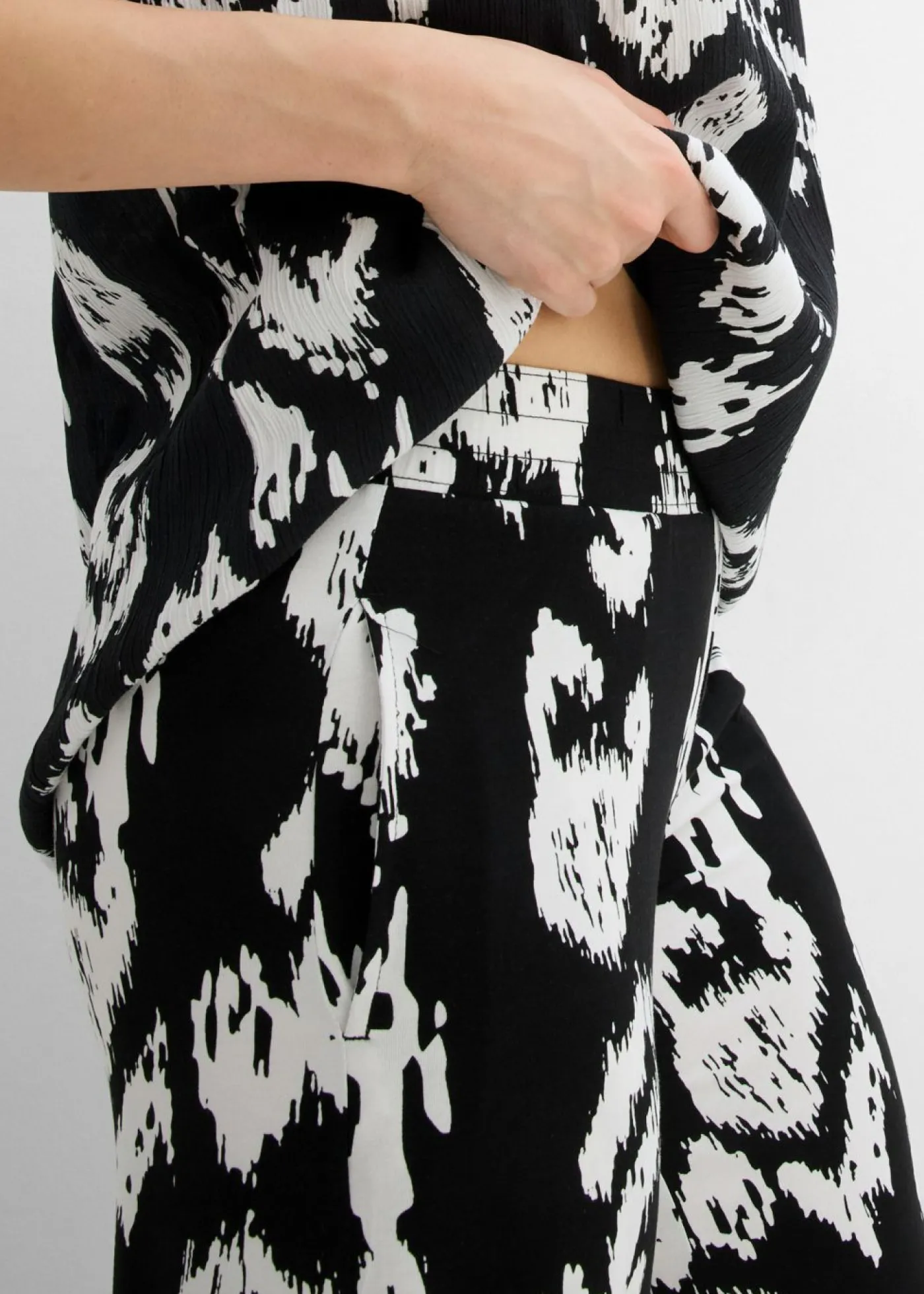 bonprix bonprix Pantalón de punto en mezcla de viscosa Negro-blanco lana estampado Sale