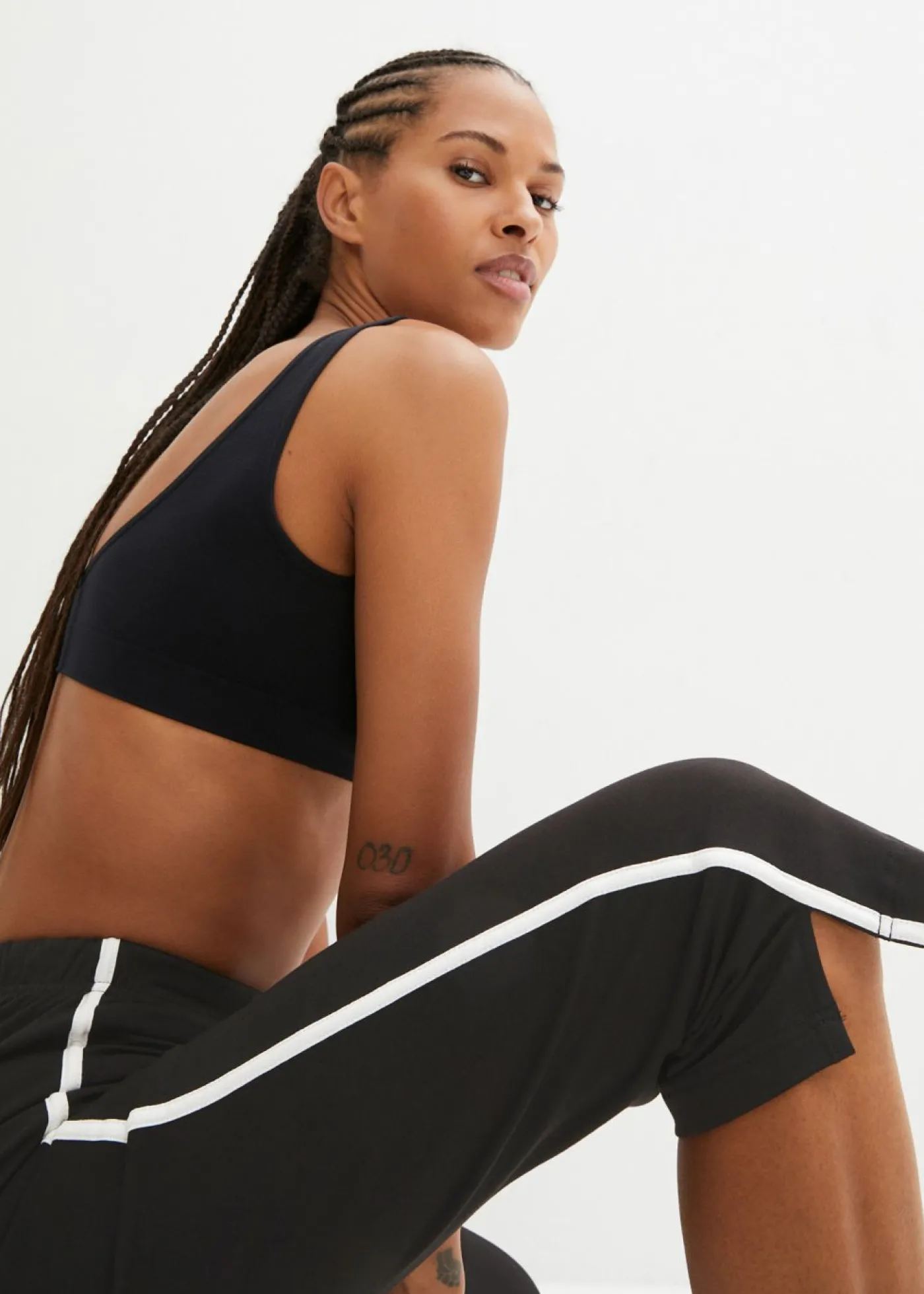 bonprix bonprix Pantalón deportivo capri Negro de rayas Hot