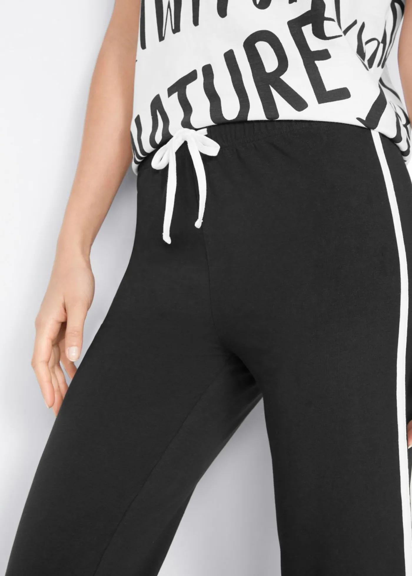 bonprix bonprix Pantalón deportivo capri Negro de rayas Hot