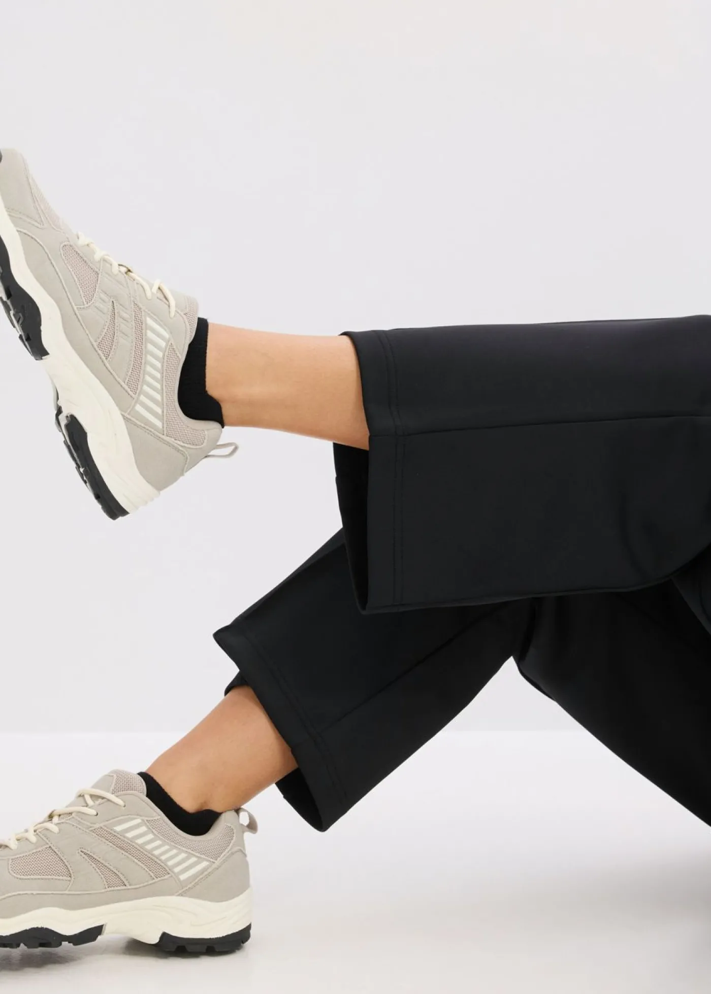 bonprix bonprix Pantalón deportivo con costuras decorativas Negro Clearance