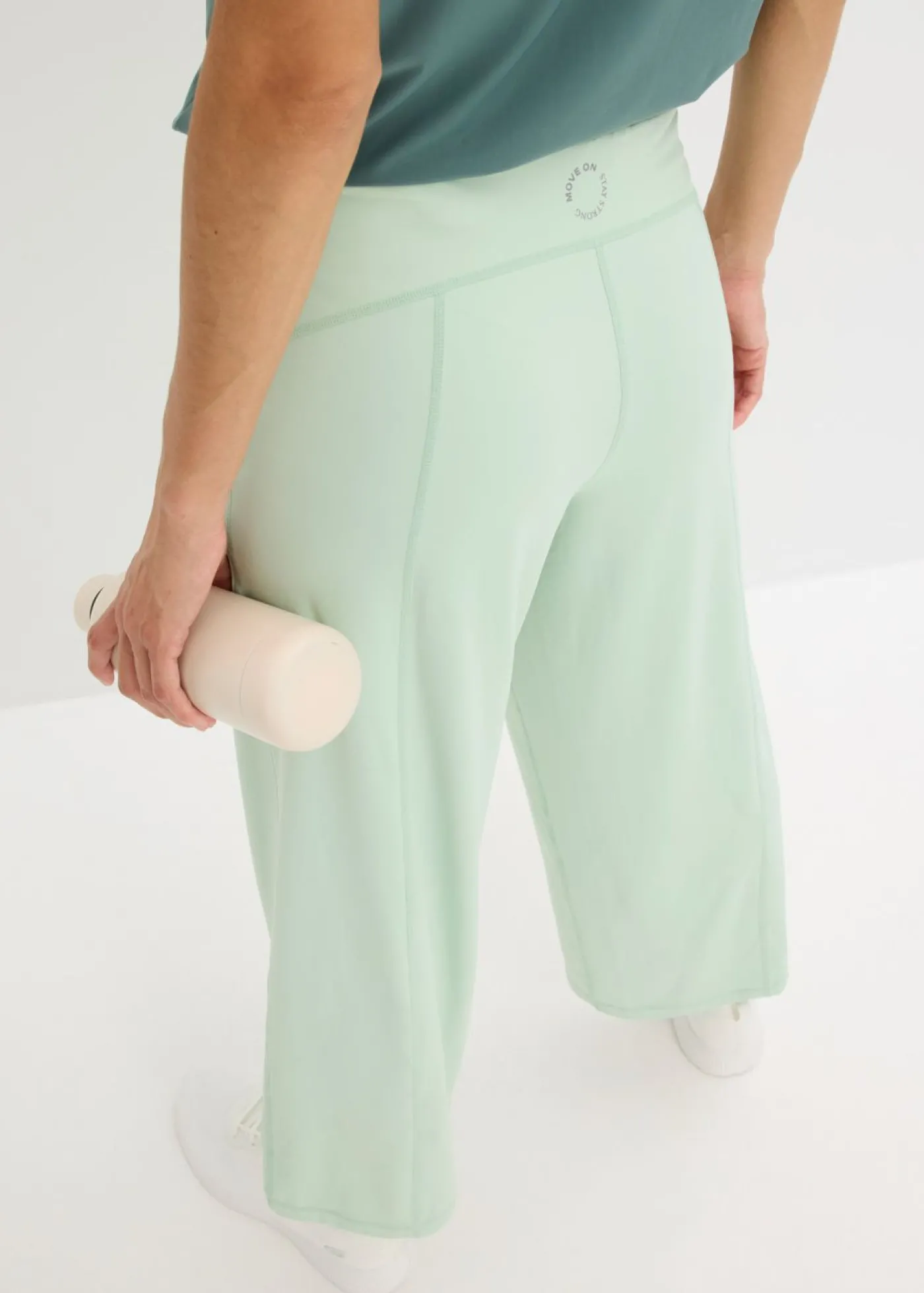 bonprix bonprix Pantalón deportivo con pernera ancha y material de secado rápido Verde pastel Best