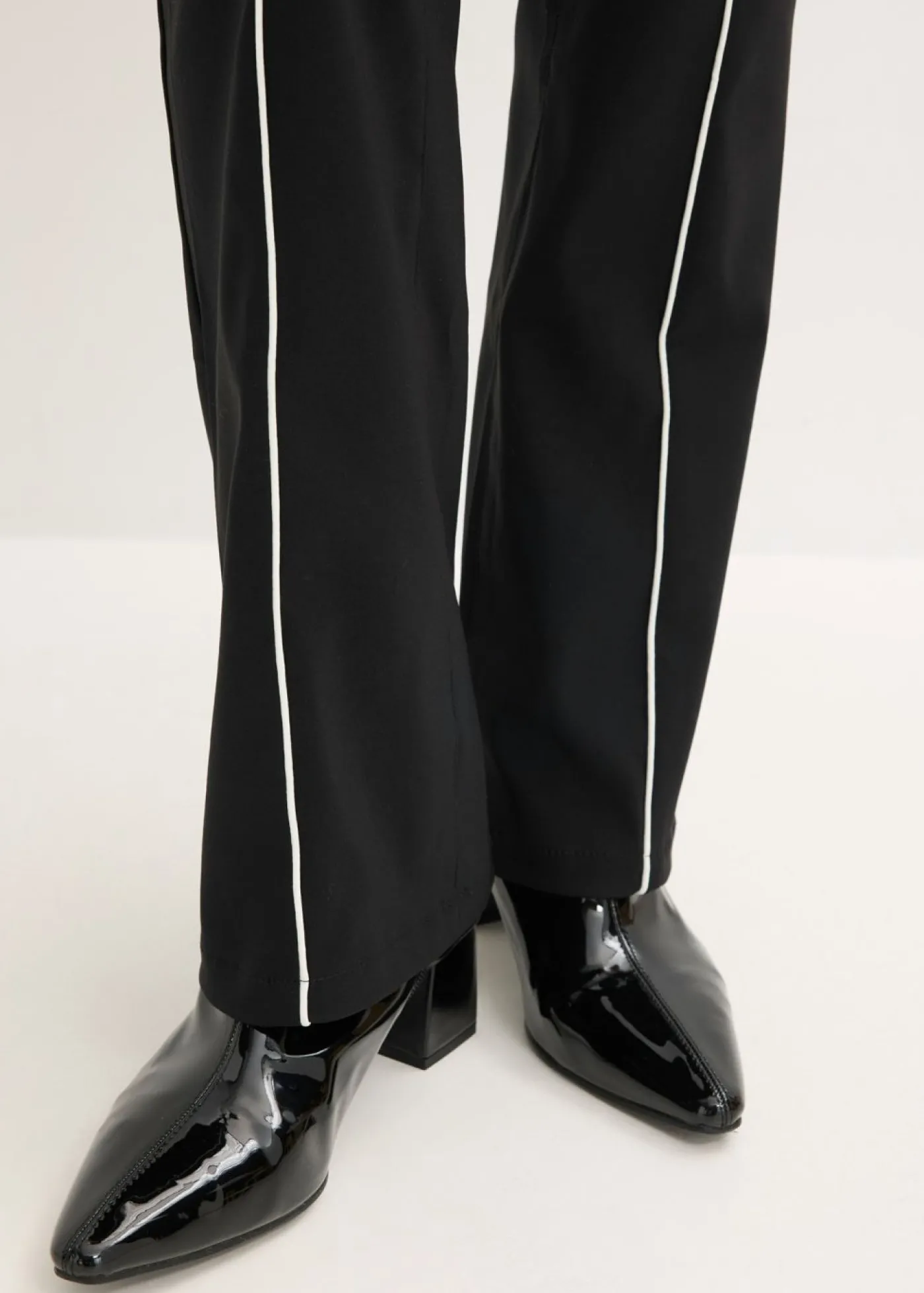 bonprix bonprix Pantalón elástico acampanado de bengalina Negro-blanco lana Outlet