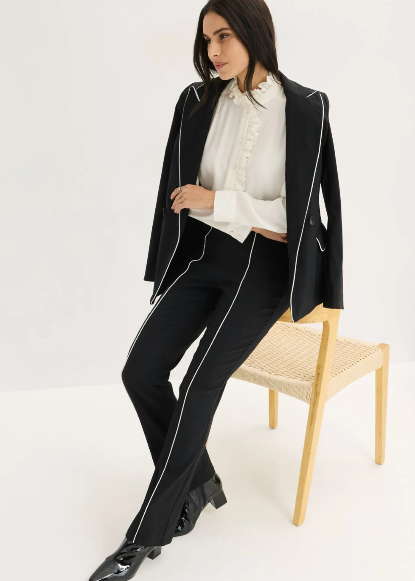 bonprix bonprix Pantalón elástico acampanado de bengalina Negro-blanco lana Outlet