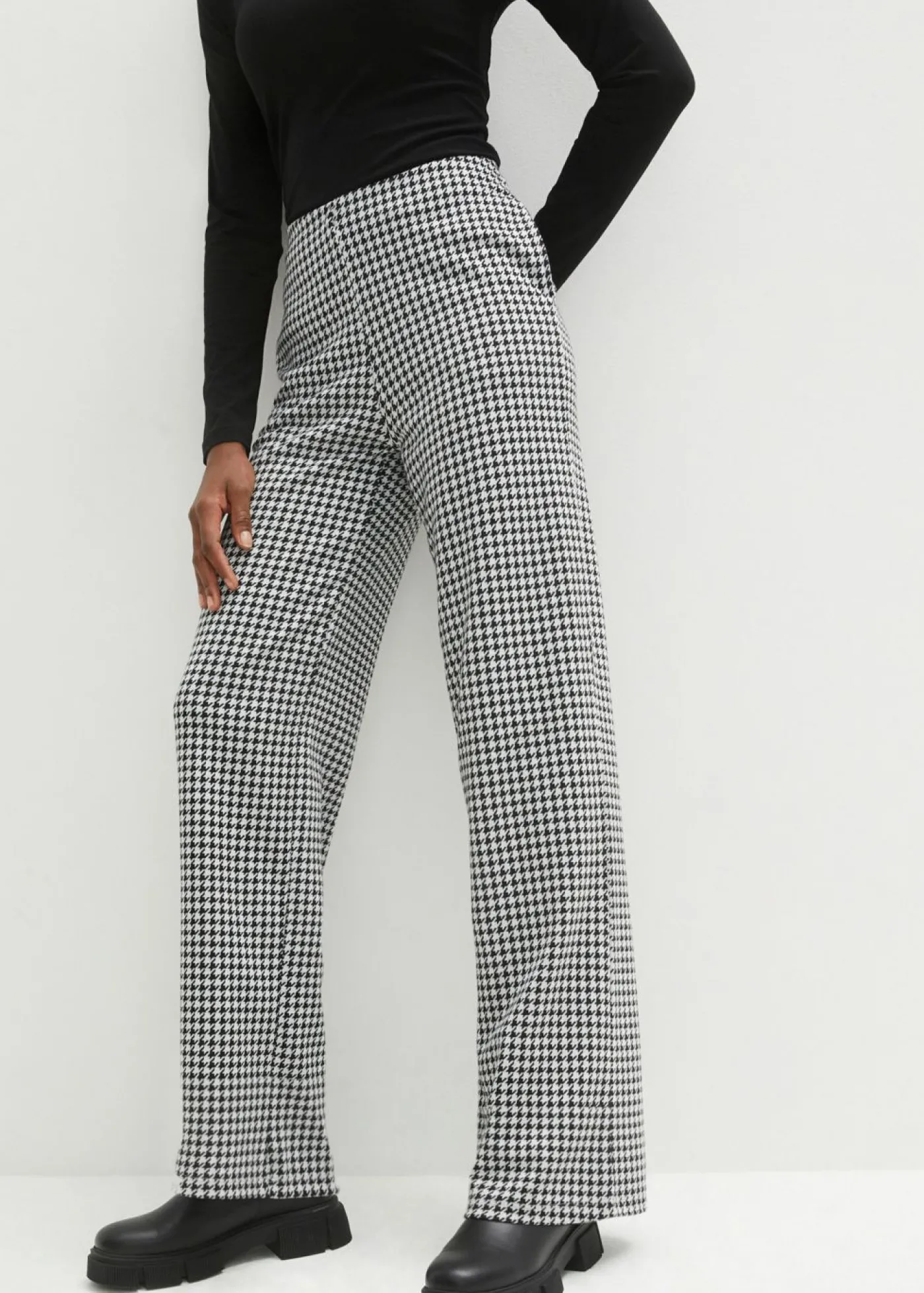 bonprix bonprix Pantalón elástico con pata de gallo, pernera ancha Negro-blanco de cuadros New
