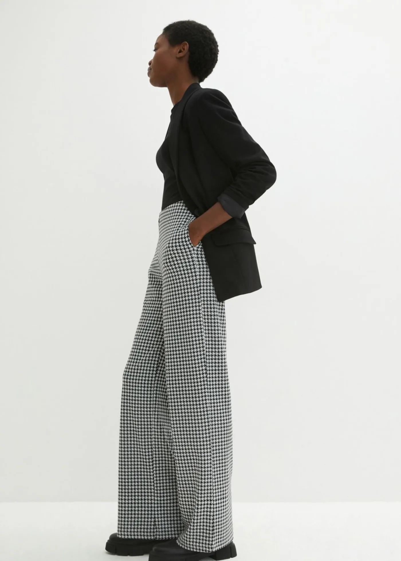 bonprix bonprix Pantalón elástico con pata de gallo, pernera ancha Negro-blanco de cuadros New