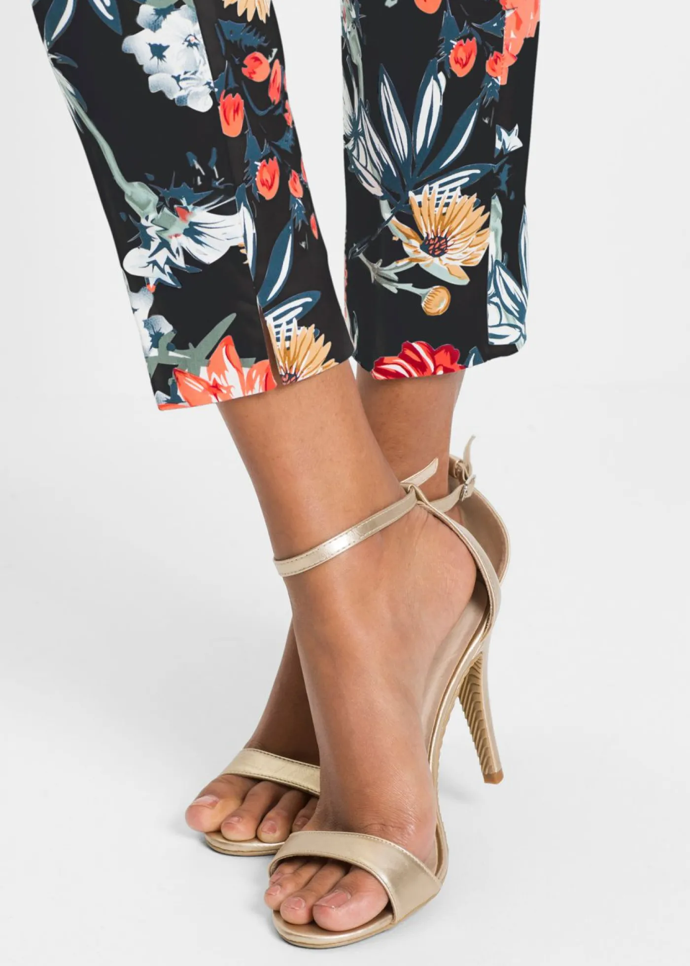 bonprix bonprix Pantalón elásticos 7/8 Negro con flores Discount