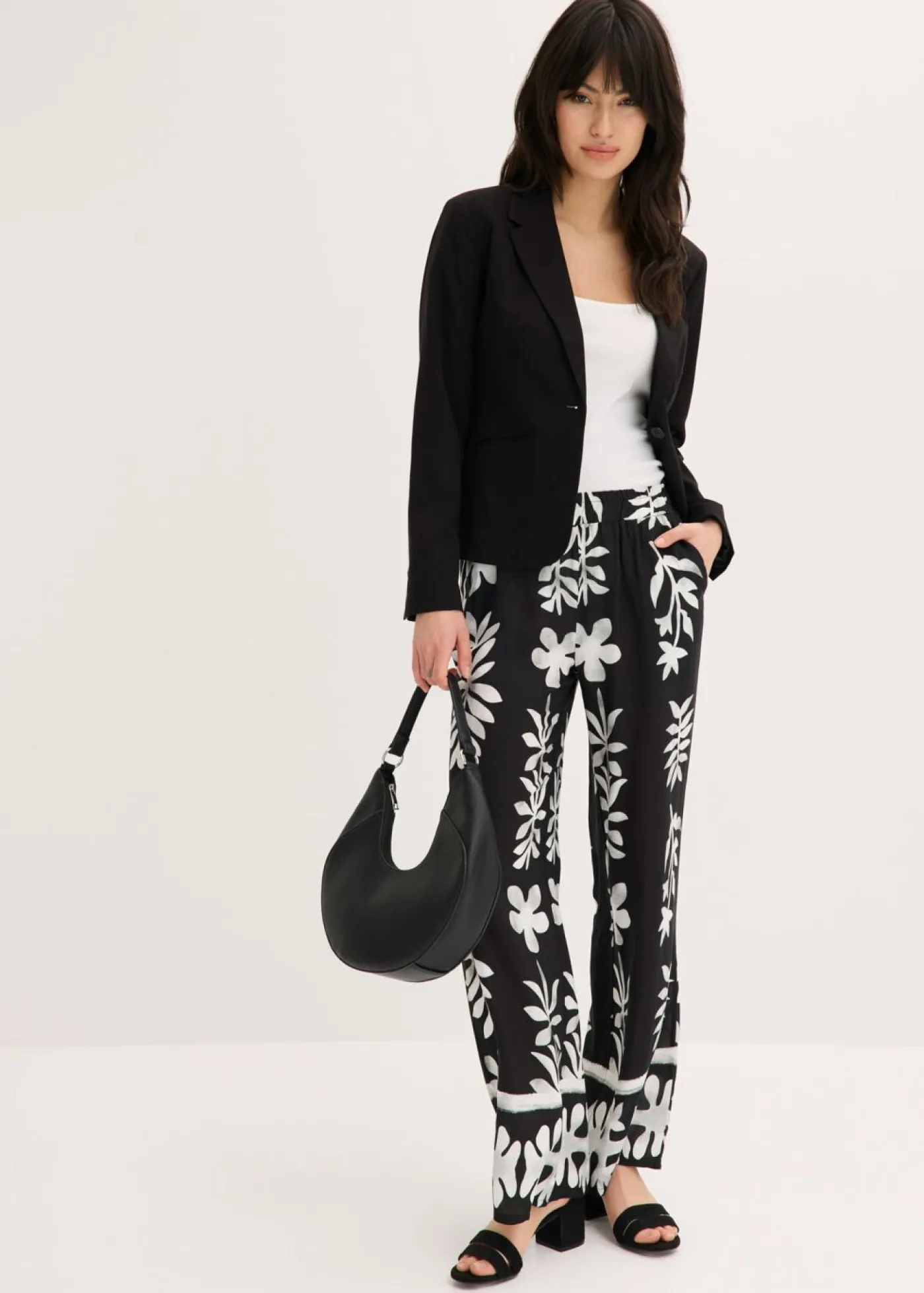 bonprix bonprix Pantalón estampado de viscosa fluida Negro-blanco New