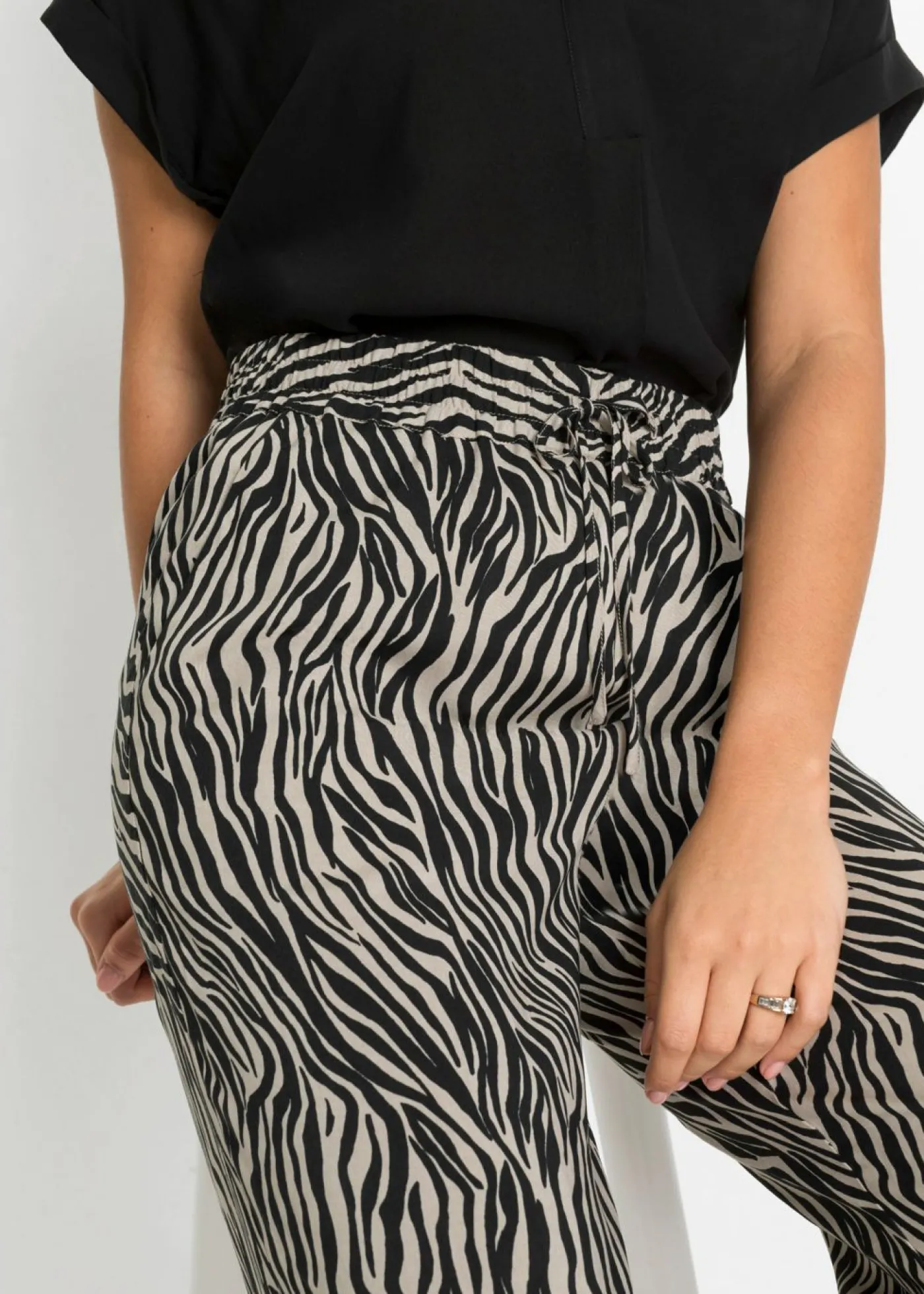 bonprix bonprix Pantalón estampado de viscosa fluida estampado cebra negro / arena Sale