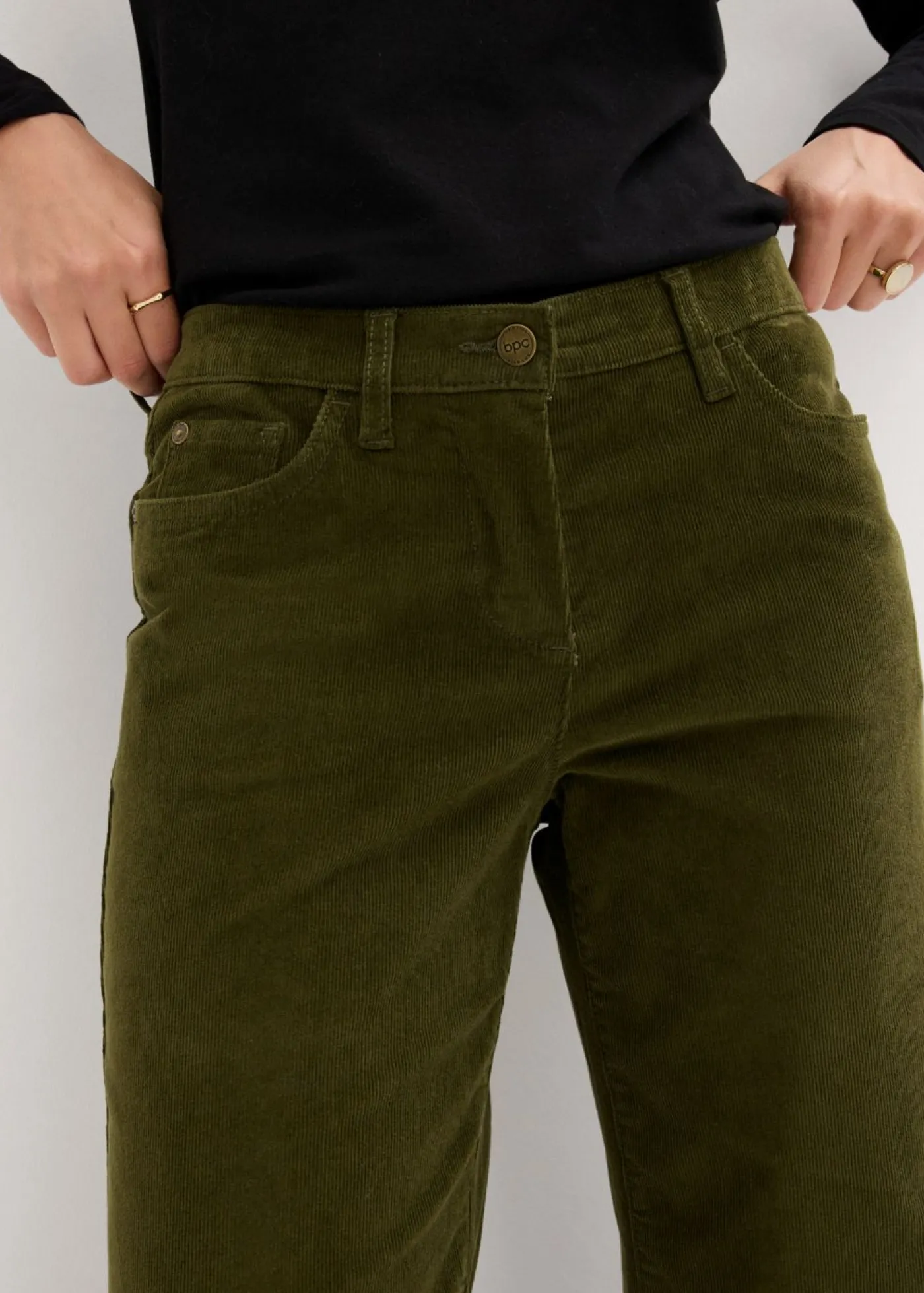 bonprix bonprix Pantalón estilo Marlene de pana Verde oliva oscuro Hot
