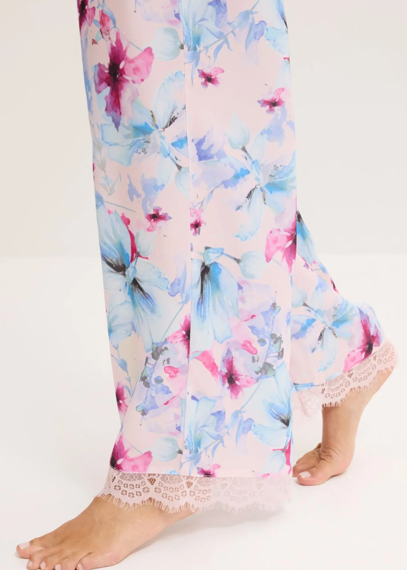 bonprix bonprix Pantalón largo de pijama de satén brillante rosa claro con flores New