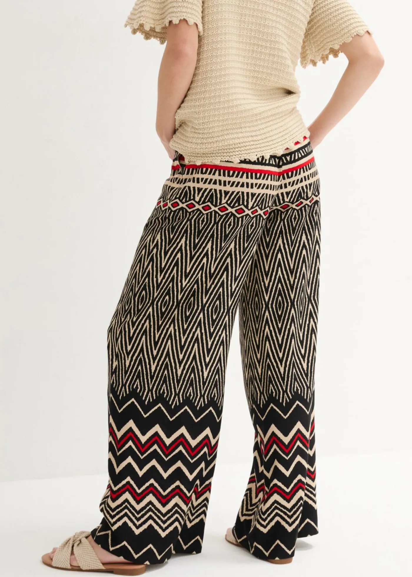 bonprix bonprix Pantalón Marlene de viscosa fluida Negro/arena con estampado gráfico Hot