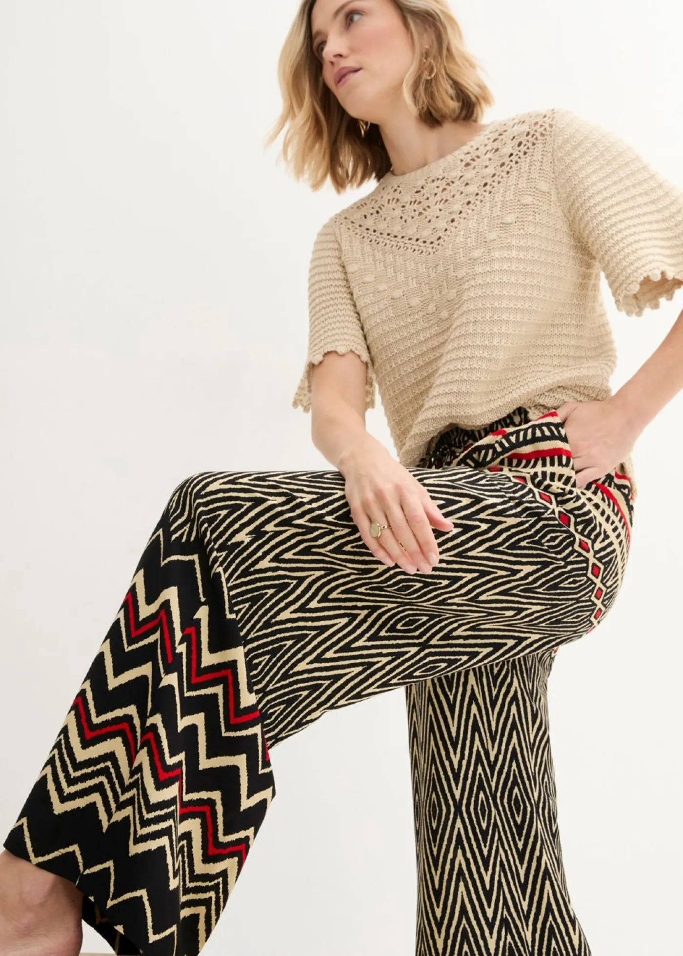 bonprix bonprix Pantalón Marlene de viscosa fluida Negro/arena con estampado gráfico Discount