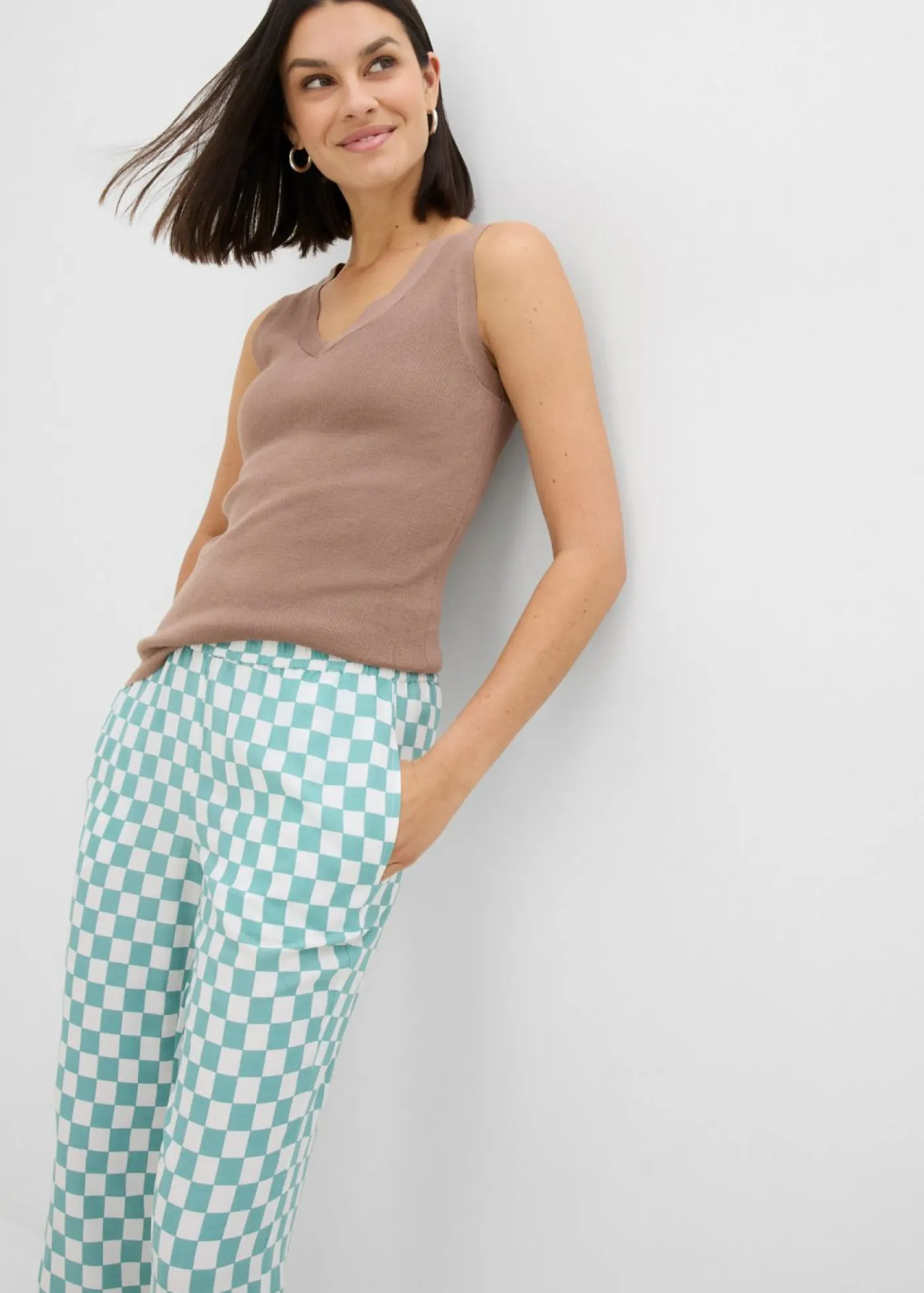 bonprix bonprix Pantalón Marlene de viscosa fluida con estampado de cuadros salvia ahumado-blanco lana a cuadros Clearance