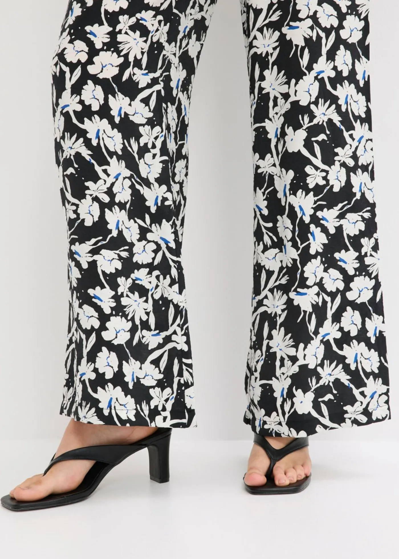 bonprix bonprix Pantalón palazzo de material estructurado Negro-blanco lana de flores Hot