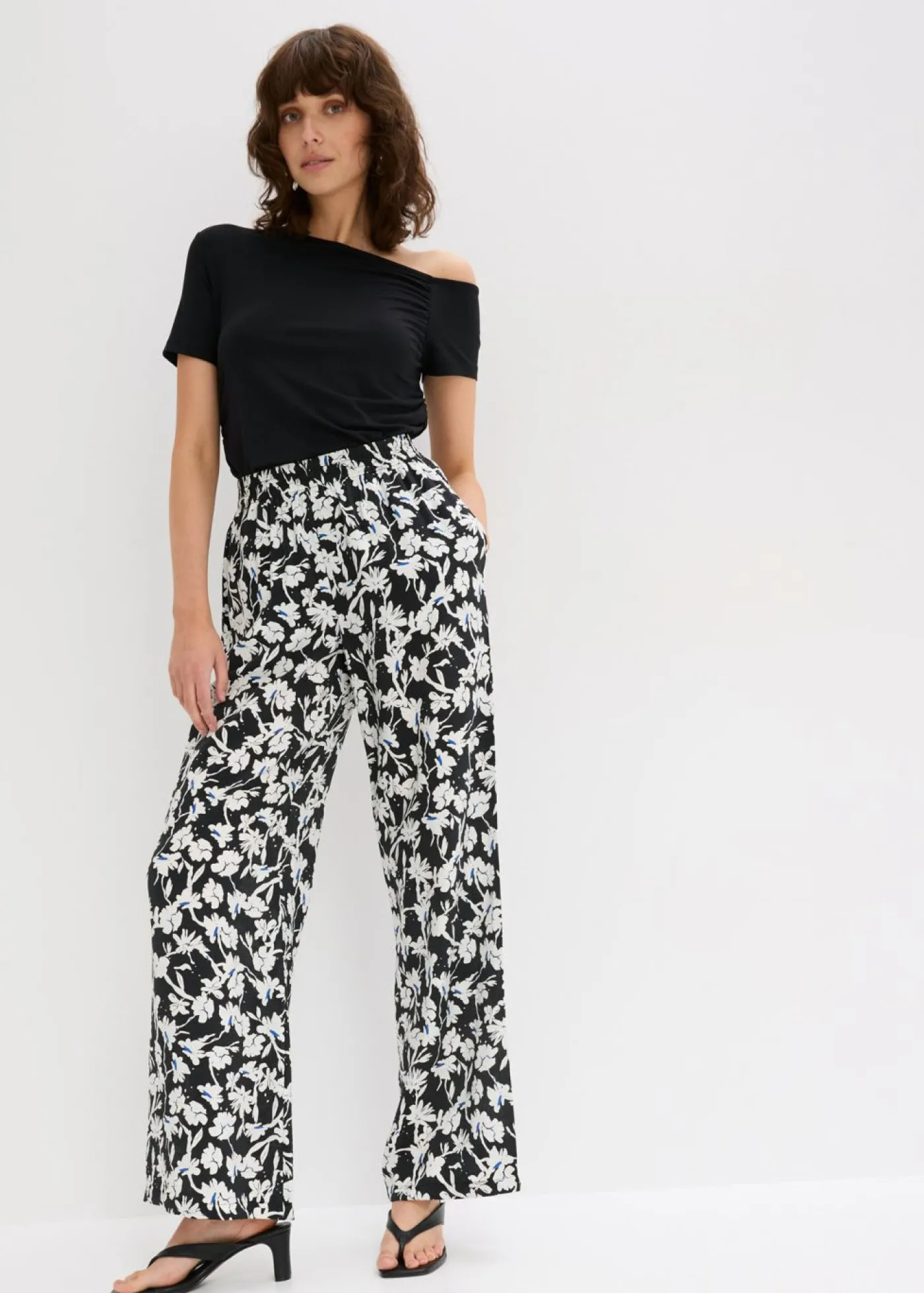 bonprix bonprix Pantalón palazzo de material estructurado Negro-blanco lana de flores Hot