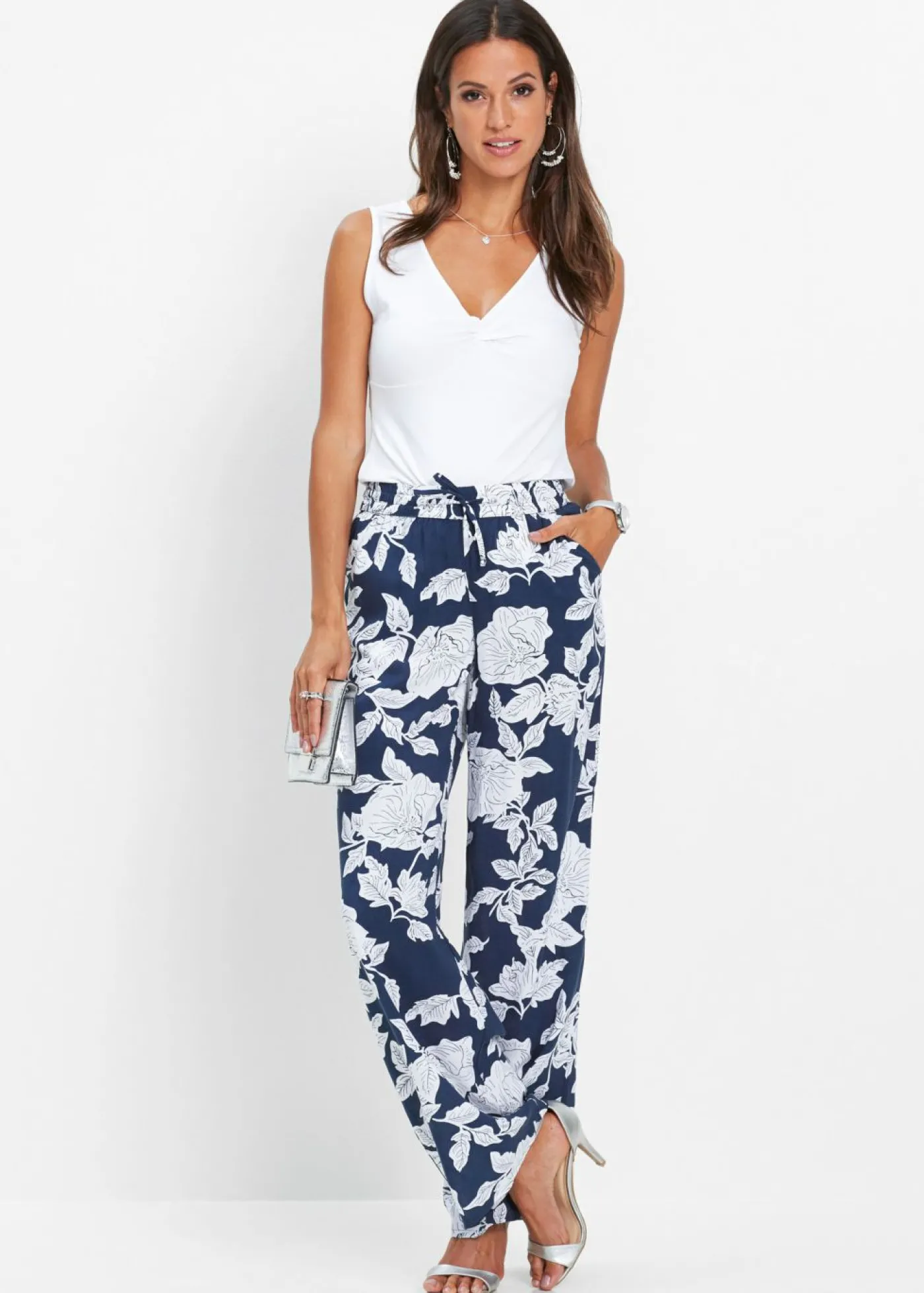 bonprix bonprix Pantalón Palazzo de viscosa fluida azul marino / blanco con flores Outlet