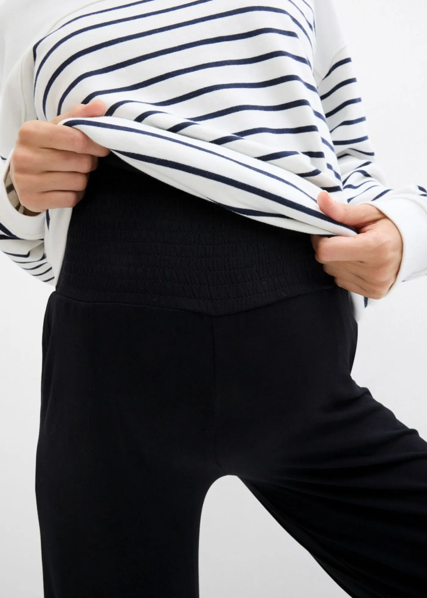 bonprix bonprix Pantalón premamá de punto con cintura de nido de abeja y perneras rectas Negro Sale