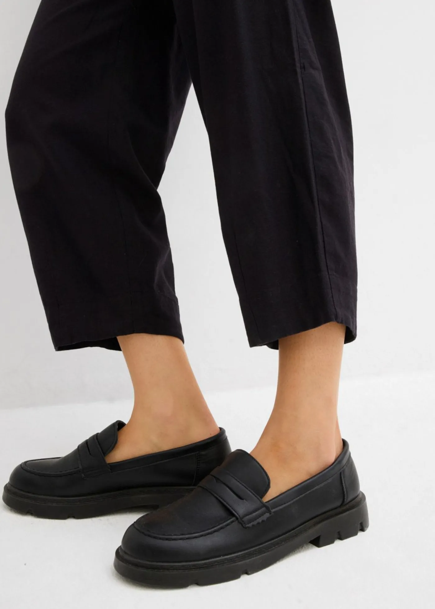 bonprix bonprix Pantalón sin cierre con lino y largo capri Negro Hot