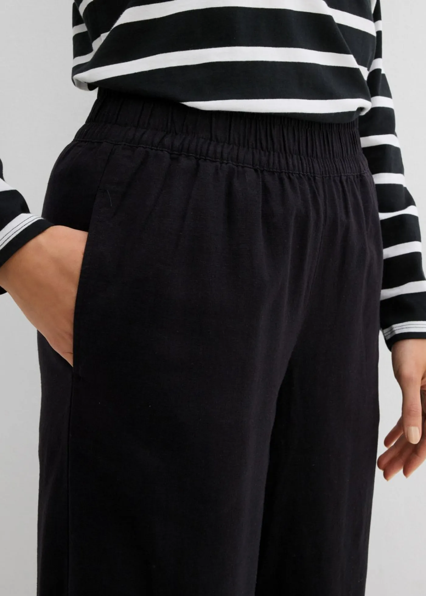 bonprix bonprix Pantalón sin cierre con lino y largo capri Negro Hot