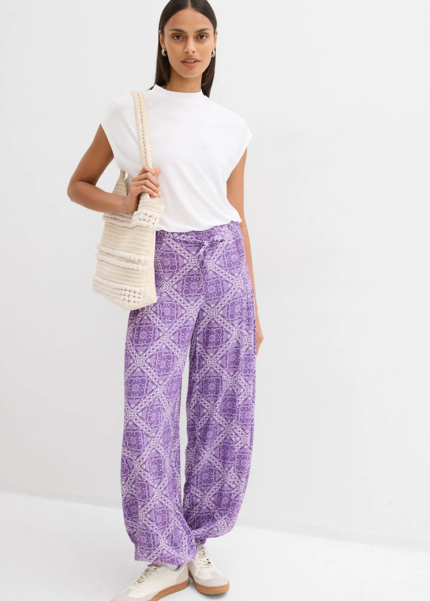 bonprix bonprix Pantalón sin cierre de viscosa fluida Lila oscuro-morado mate con estampado gráfico Hot