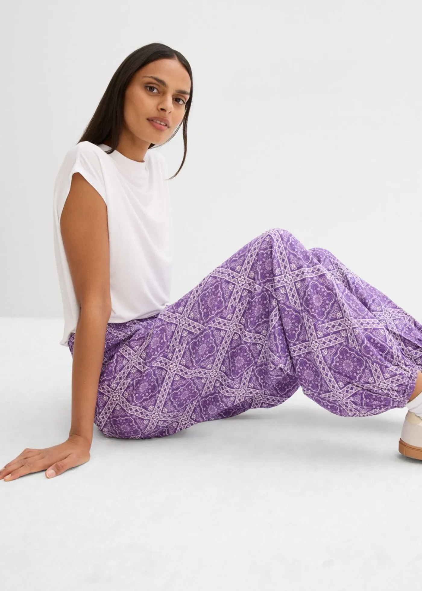 bonprix bonprix Pantalón sin cierre de viscosa fluida Lila oscuro-morado mate con estampado gráfico Hot