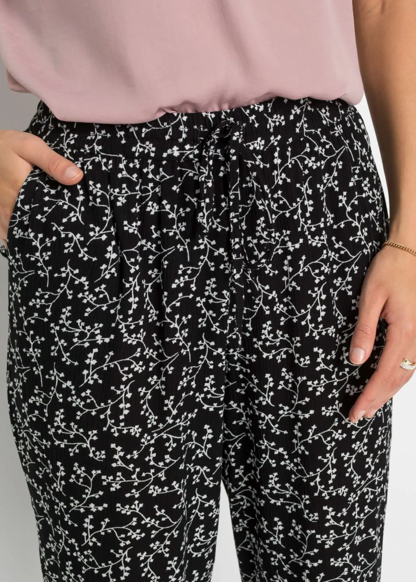 bonprix bonprix Pantalón sin cierre de viscosa pura Negro-blanco lana de flores Hot